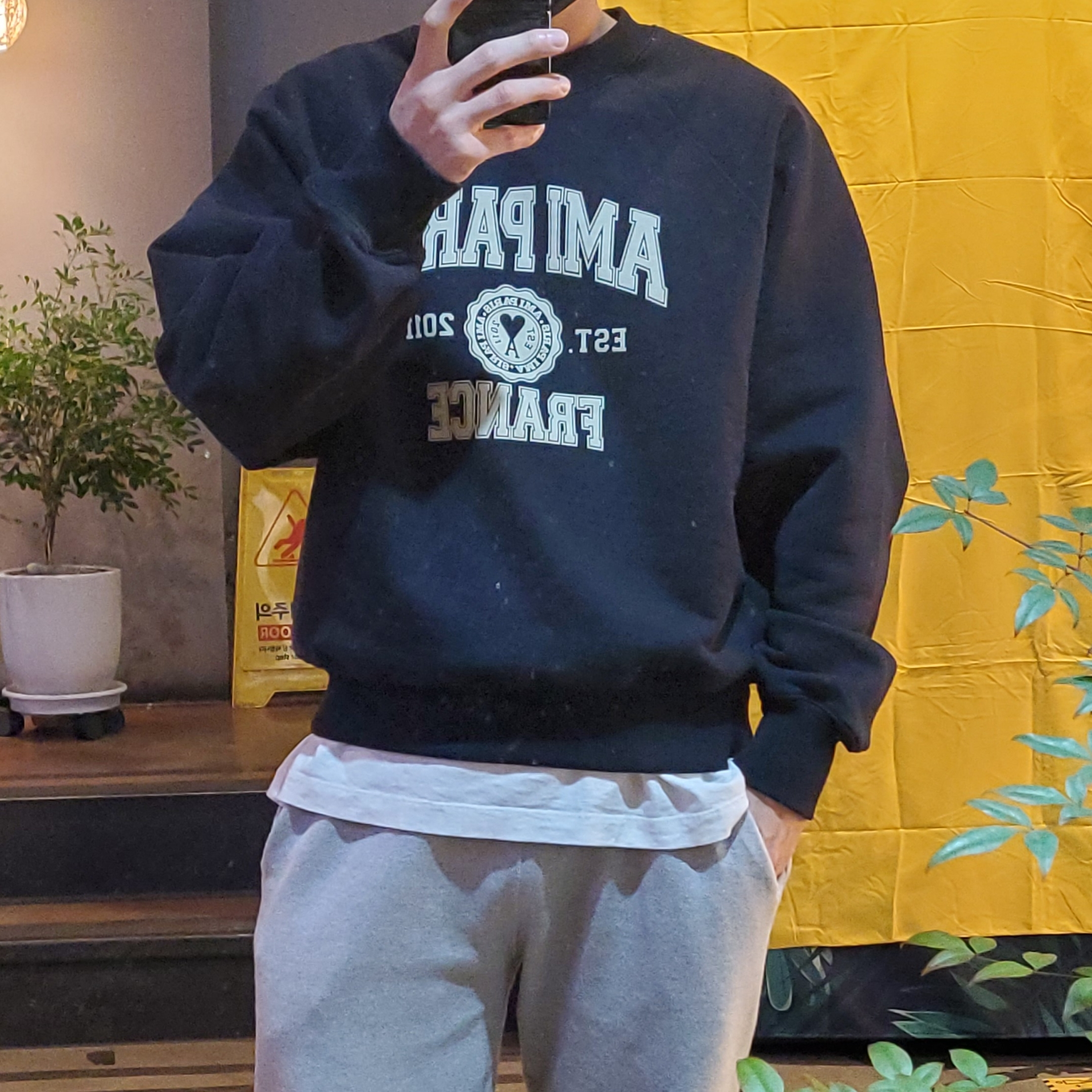 AMI Paris France Sweatshirt Black 착용 스타일