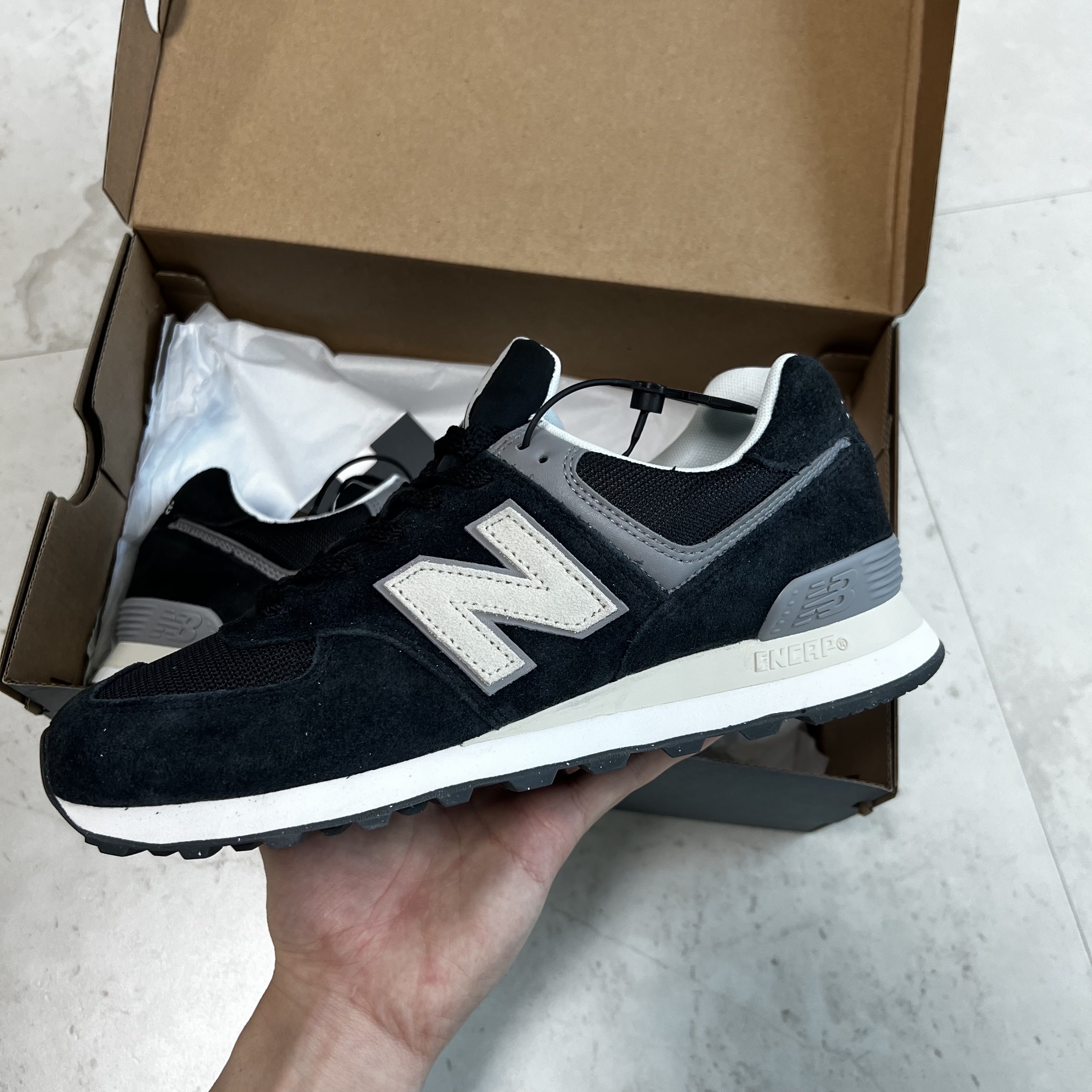 New Balance 574 Classics Reimagined Black 착용 스타일 - 3