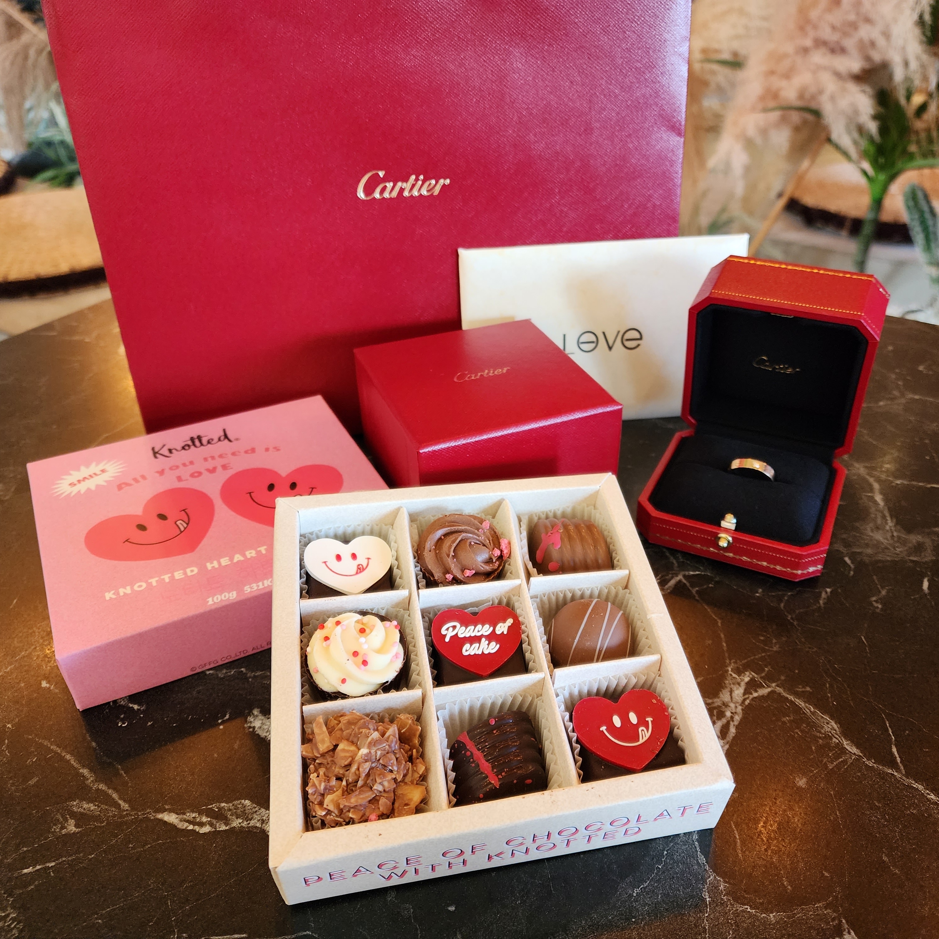 Knotted Heart Chocolate Bonbon 착용 스타일