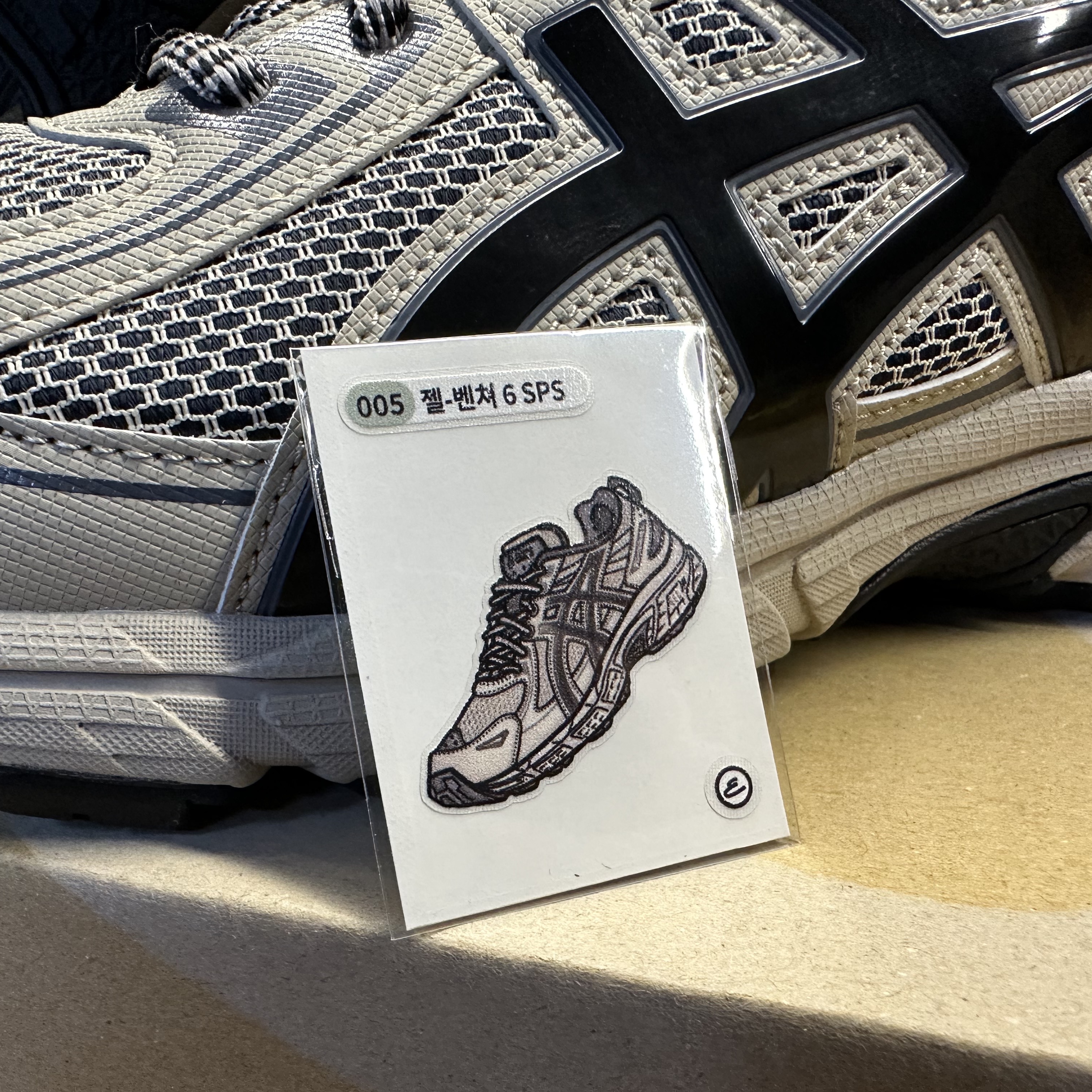 Asics Gel-Venture 6 Feather Grey Black 착용 스타일 - 2