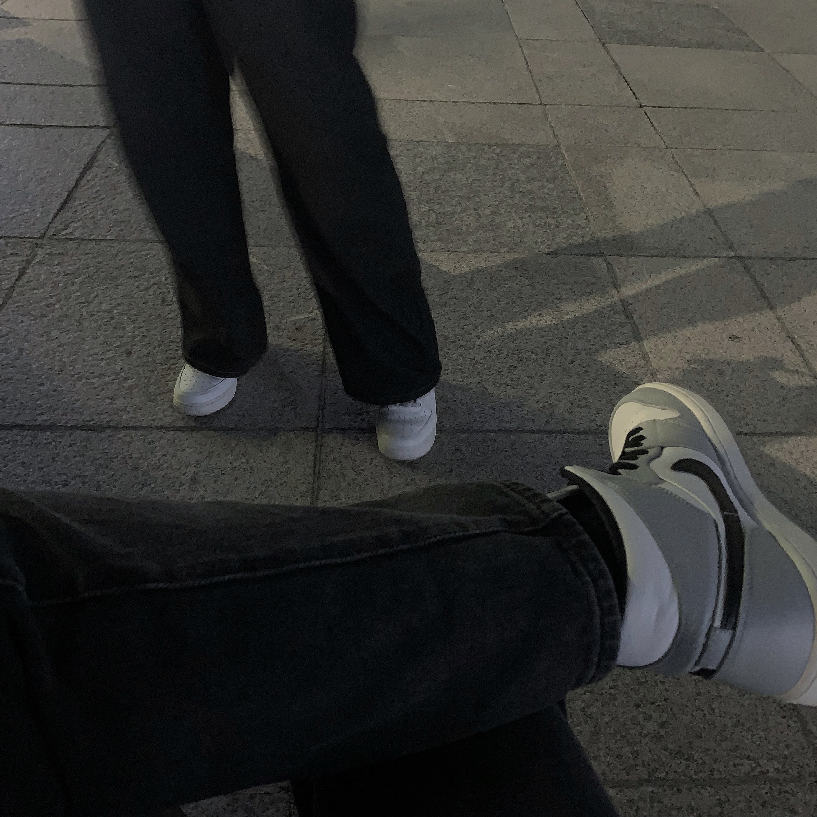 Jordan 1 Mid Light Smoke Grey, Nike Air Force 1 '07 Low White 착용 스타일