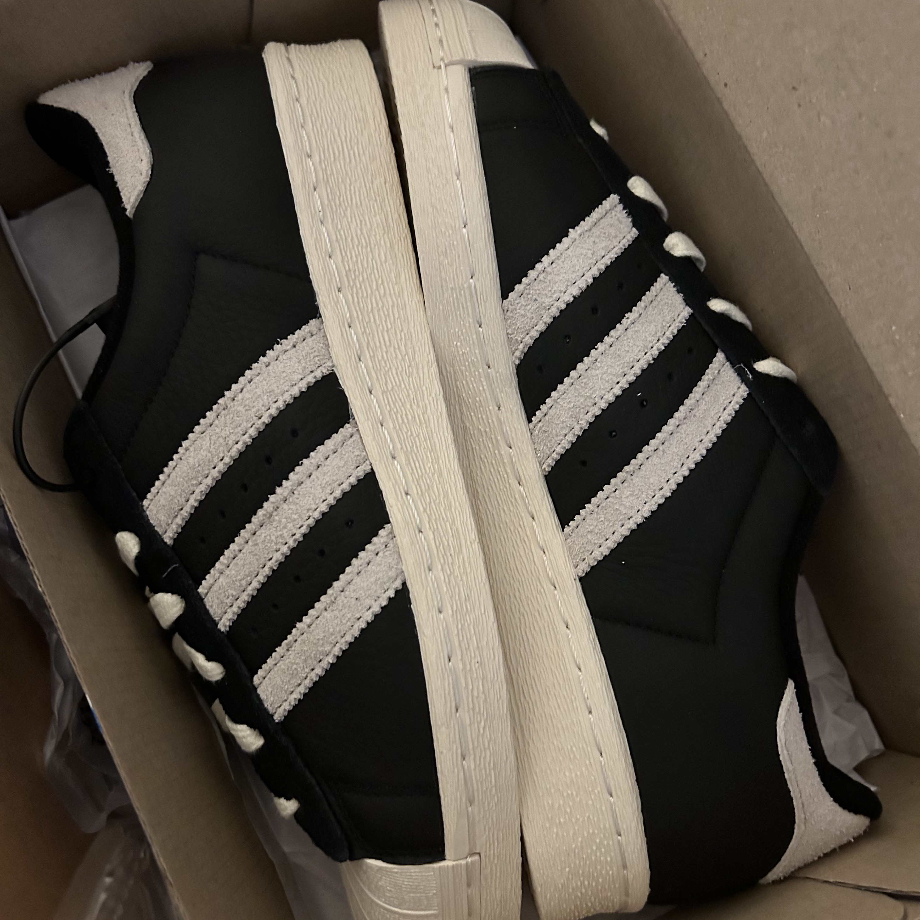Adidas Superstar 82 Black White 착용 스타일