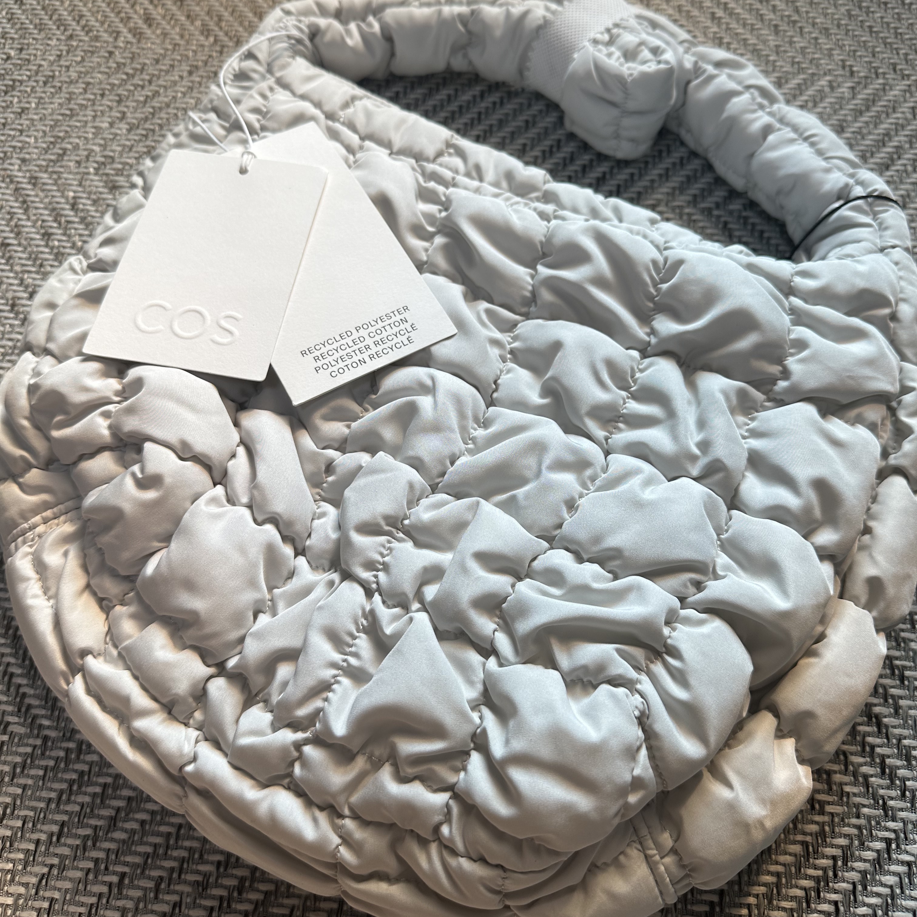 COS Quilted Mini Bag Light Grey 착용 스타일 - 1