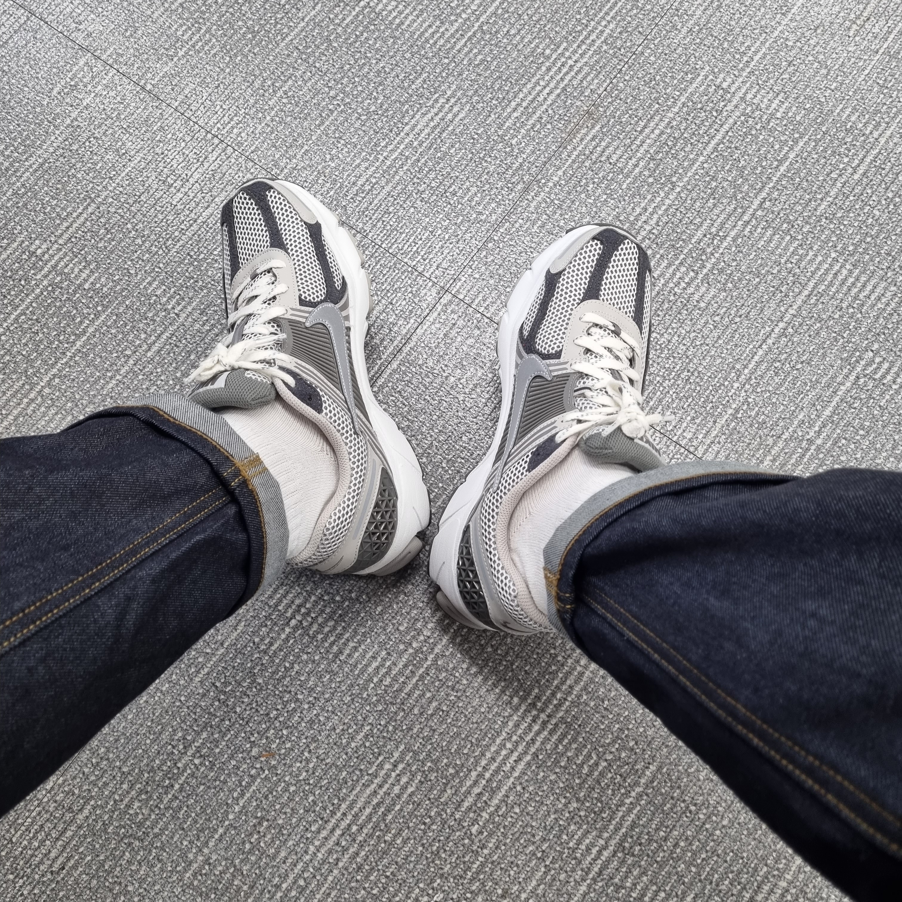 Nike Zoom Vomero 5 PRM Light Iron Ore and Flat Fewter 착용 스타일