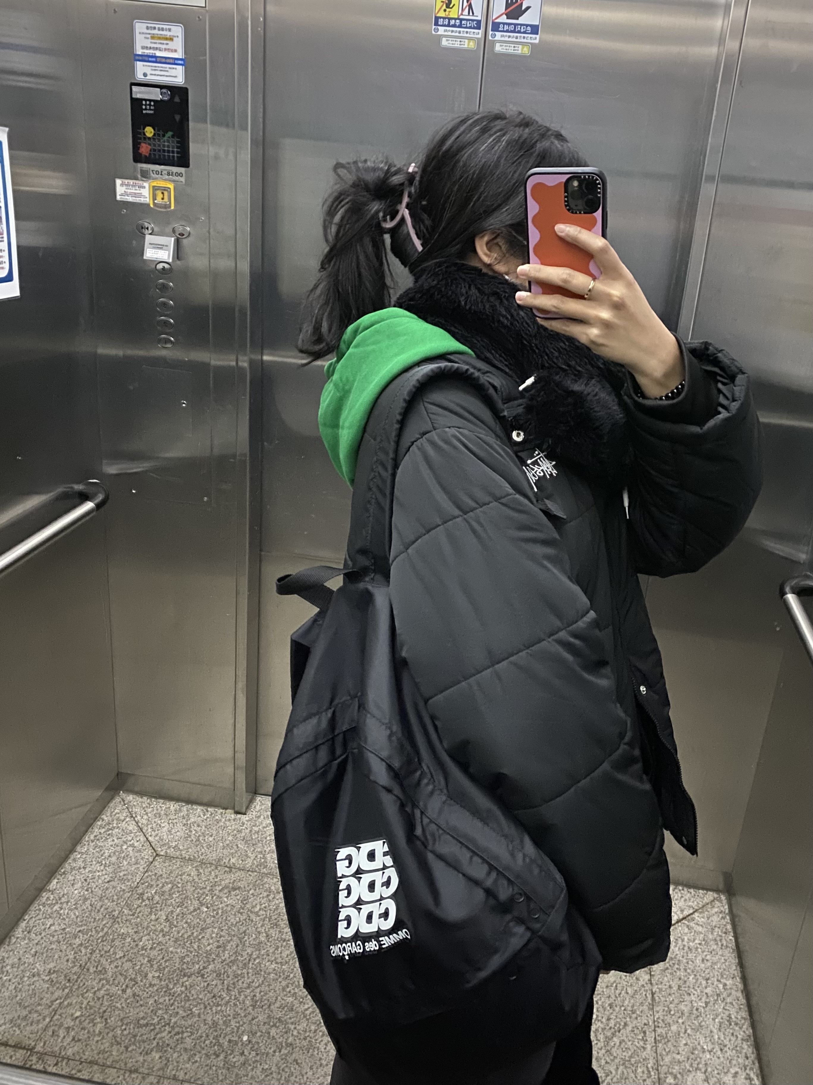 CDG Backpack Black, Stussy Solid Puffer Jacket Black 착용 스타일