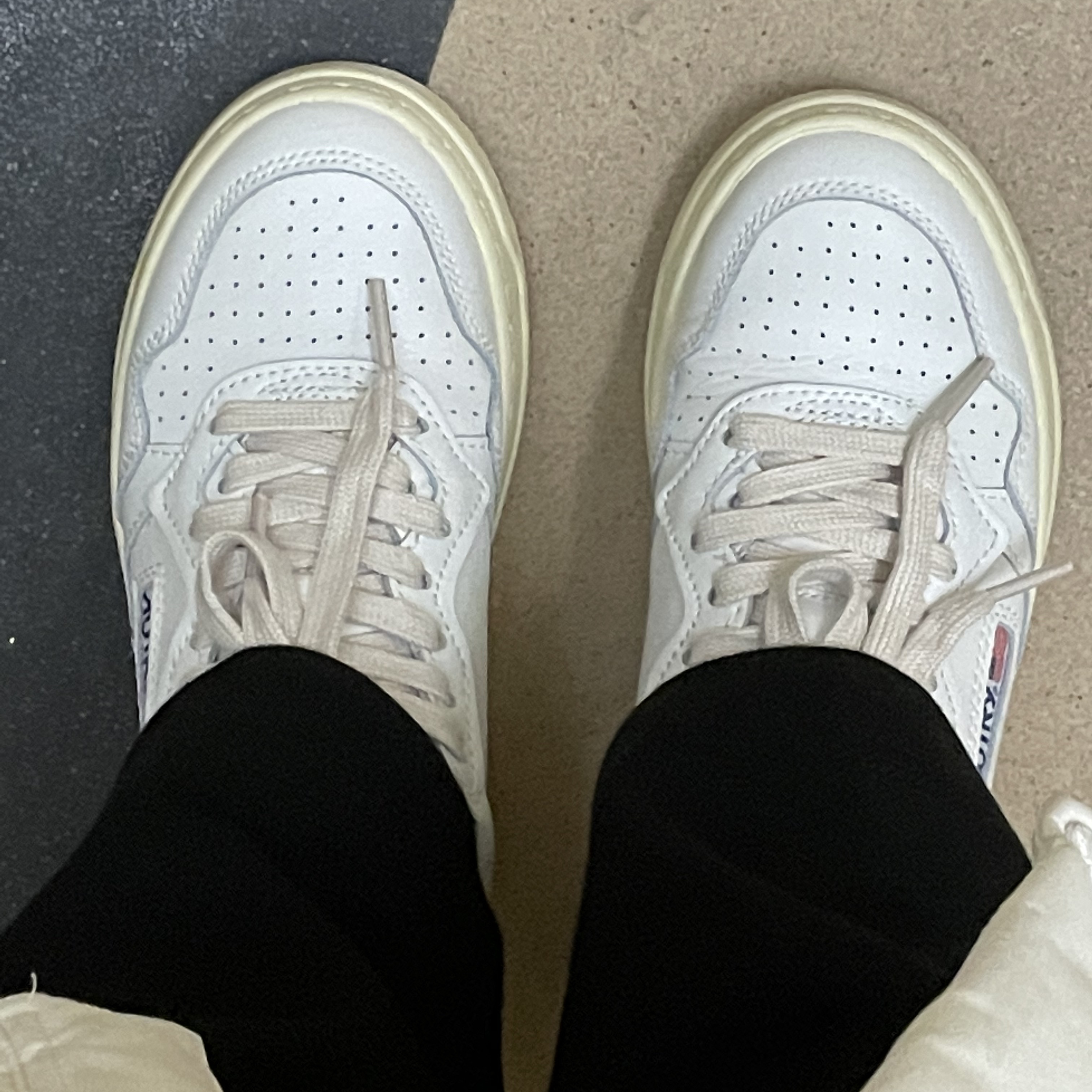 (W) Autry Medalist Low Leather Sneakers White 착용 스타일 - 1