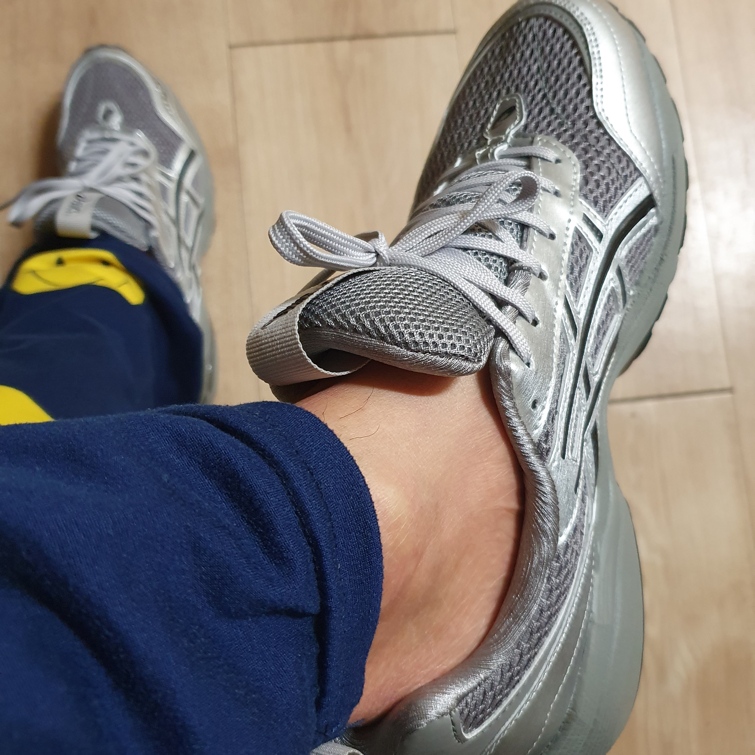 Asics x Freja Wewer Gel-1090 V2 Clay Grey Pure Silver 착용 스타일