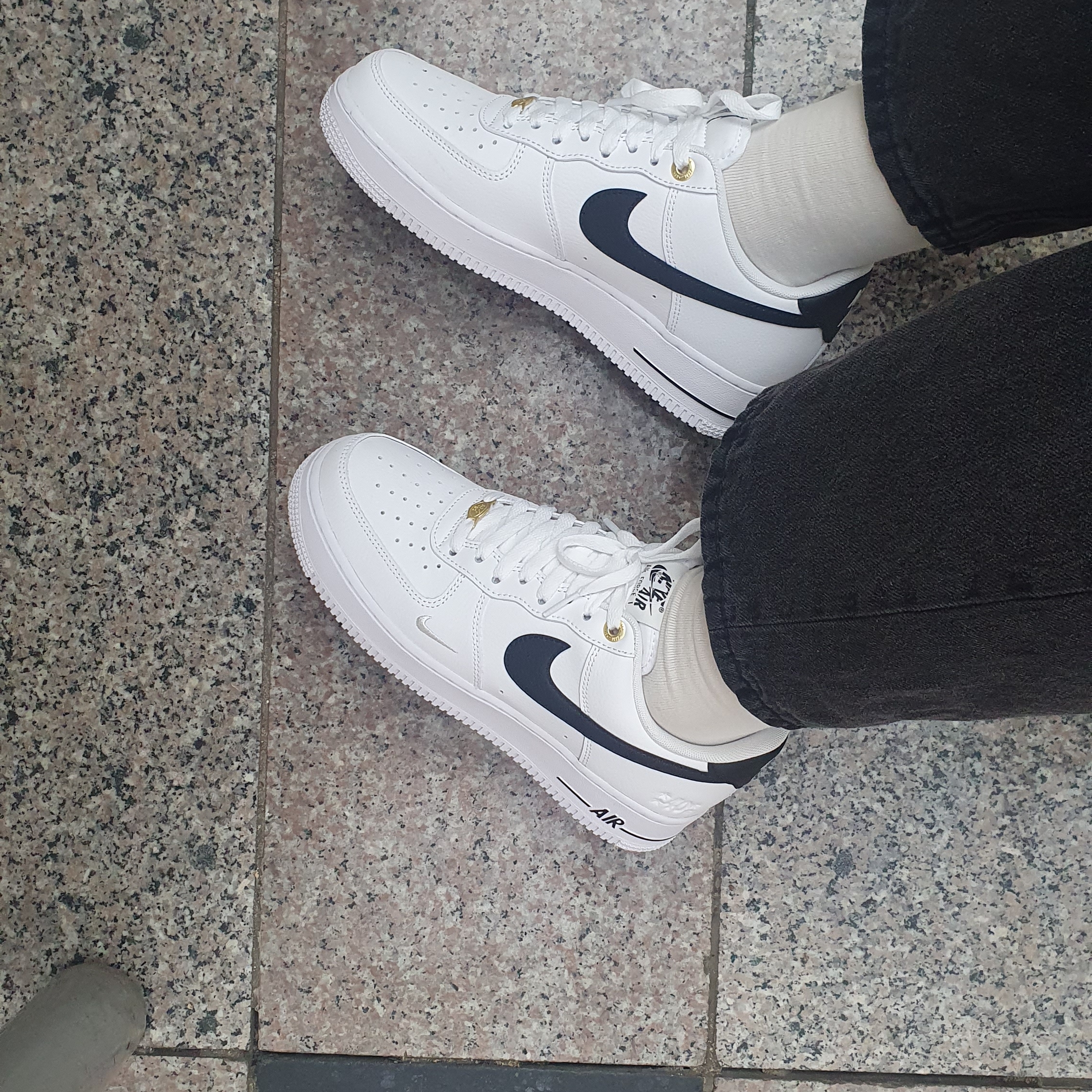 Nike Air Force 1 '07 LV8 40th Anniversary Join Forces White Black 착용 스타일 - 1