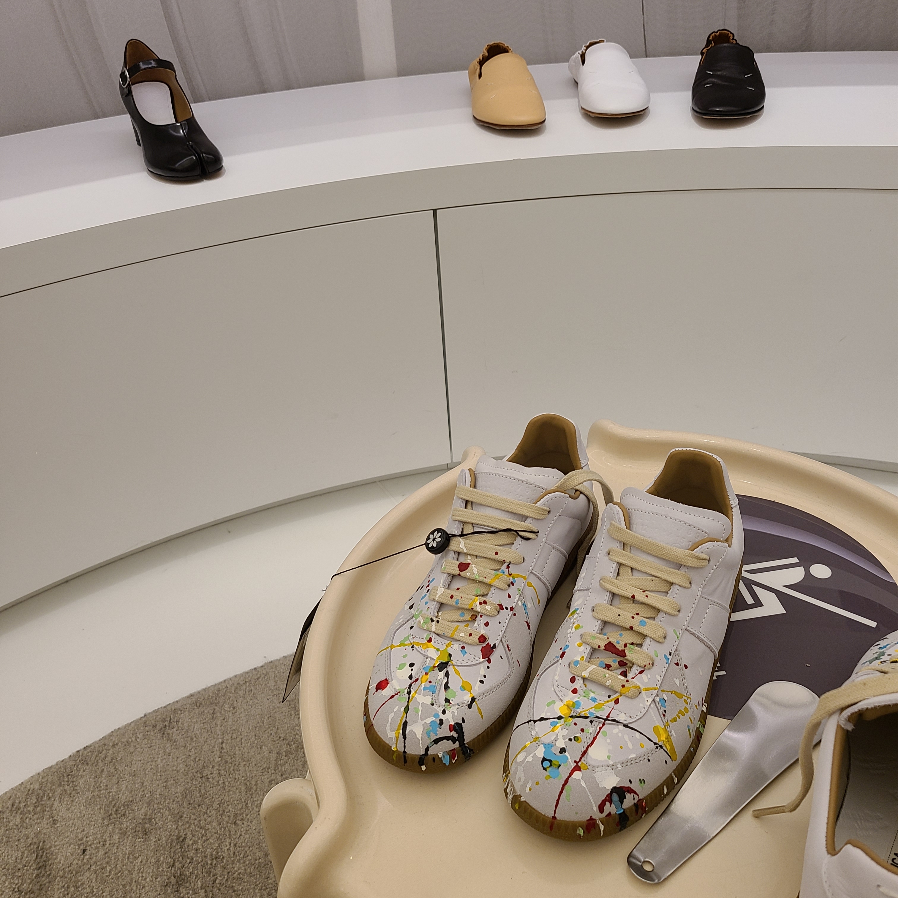 Maison Margiela Replica Paint Drop Sneakers 착용 스타일