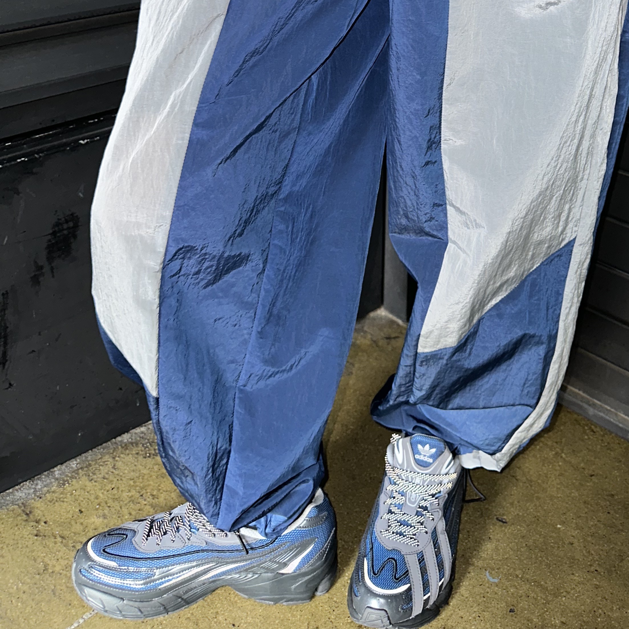 Adidas Orketro Bright Blue Carbon Black 착용 스타일