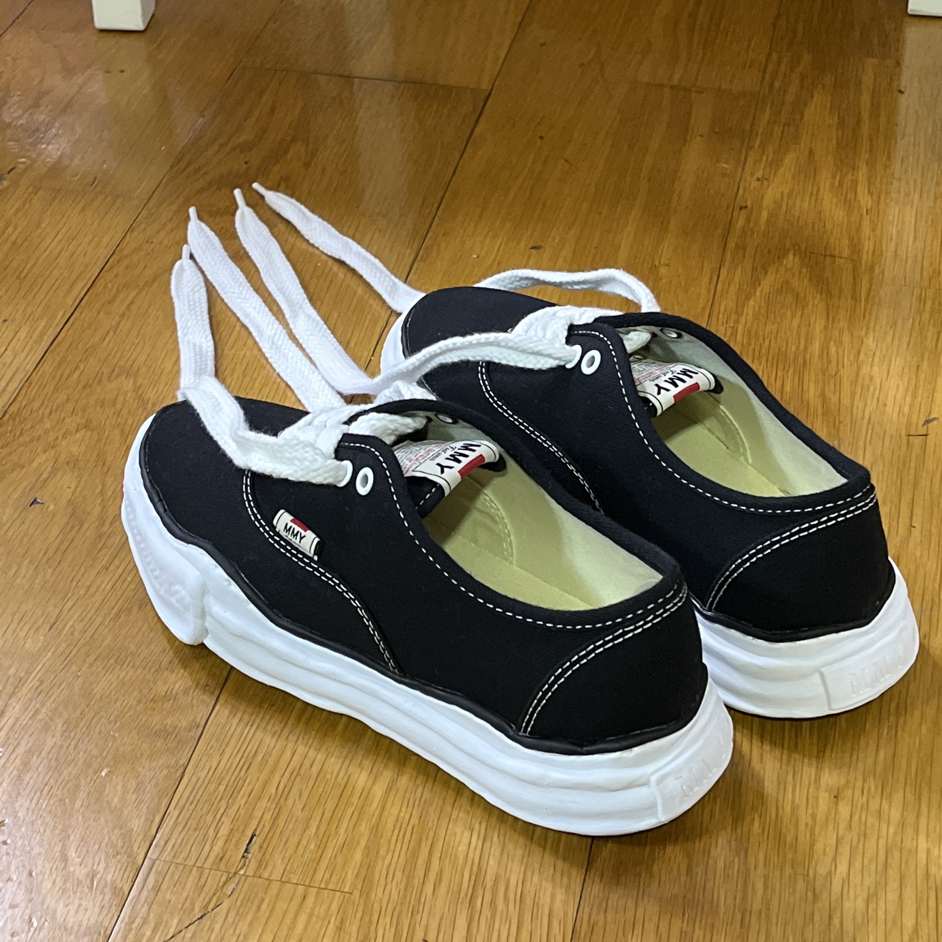 Maison Mihara Yasuhiro Baker OG Sole Canvas Low Cut Sneakers Black 착용 스타일