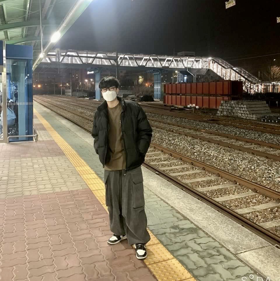 Jordan 1 Retro High OG Black Mocha, Stussy Basic Stussy Pigment Dyed LS T-Shirt Coffee 2022 착용 스타일