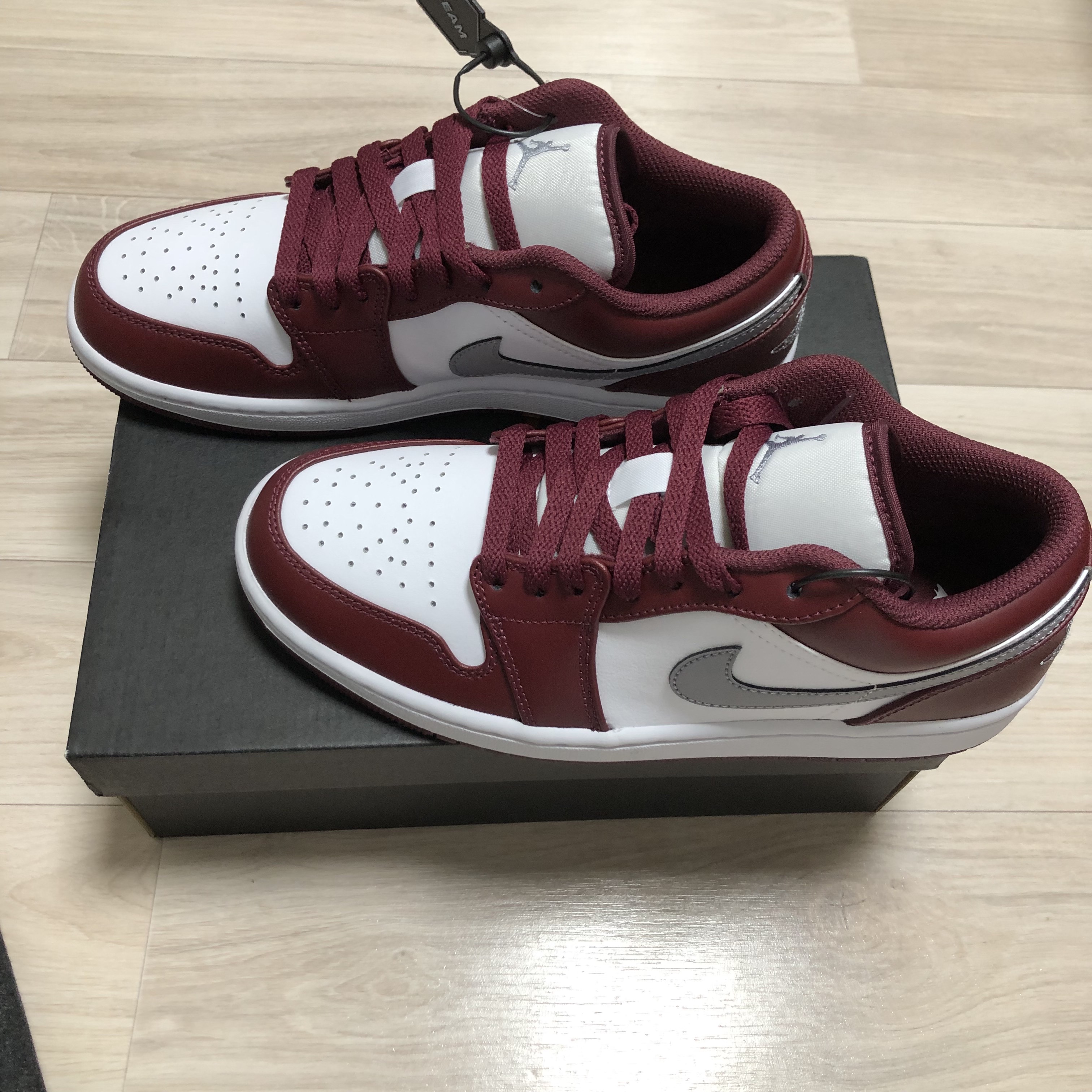 Jordan 1 Low Cherrywood Red 착용 스타일 - 1