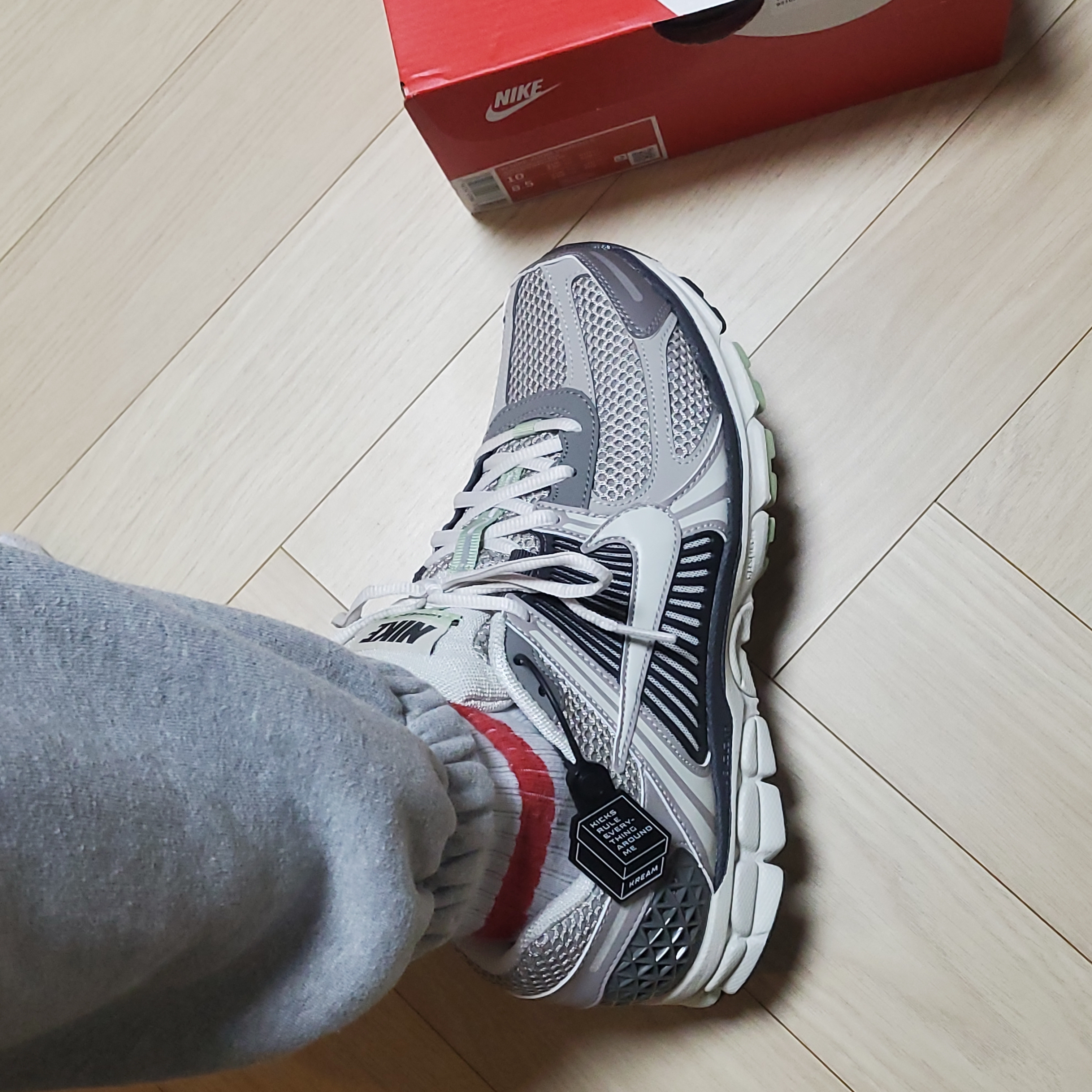 (W) Nike Zoom Vomero 5 Cobblestone and Flat Pewter 착용 스타일 - 2