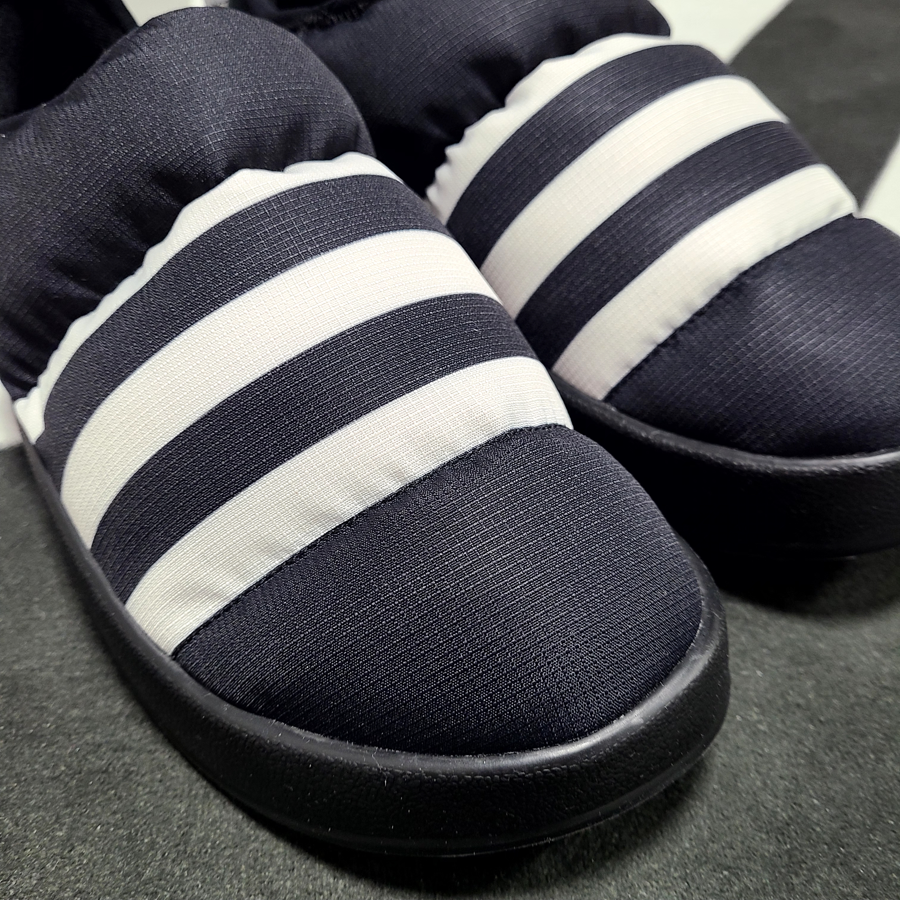 Adidas Puffylette Core Black 착용 스타일 - 2