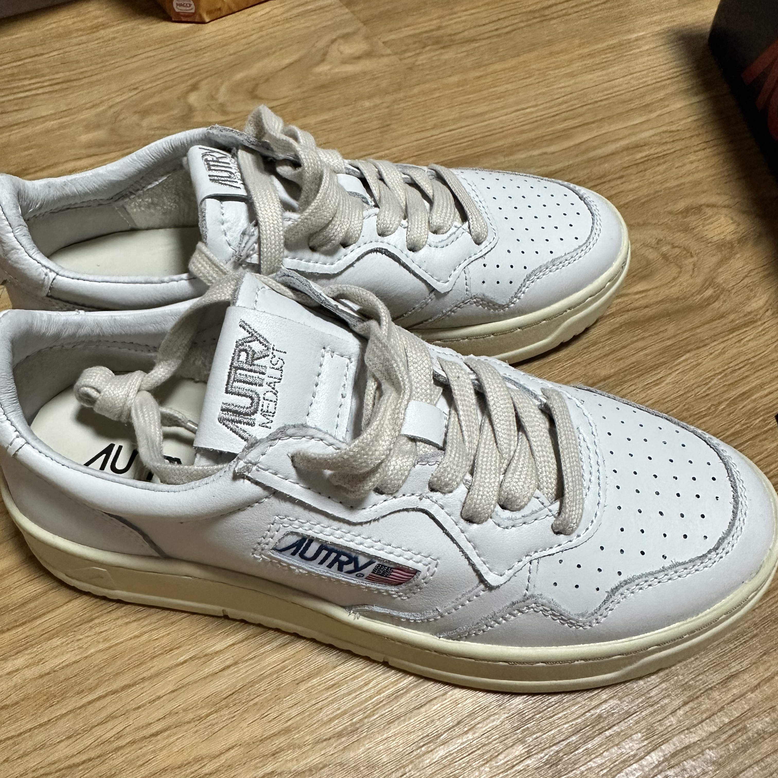 (W) Autry Medalist Low Leather Sneakers White 착용 스타일