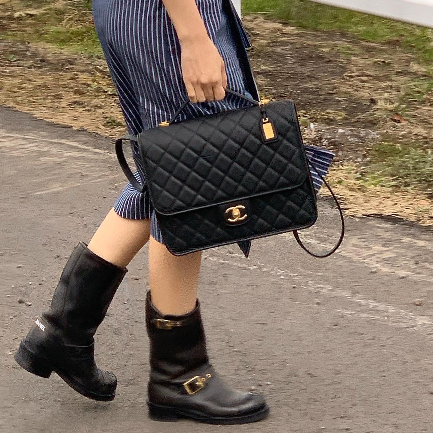 Chanel Large Backpack Grained Calfskin & Gold Black 착용 스타일