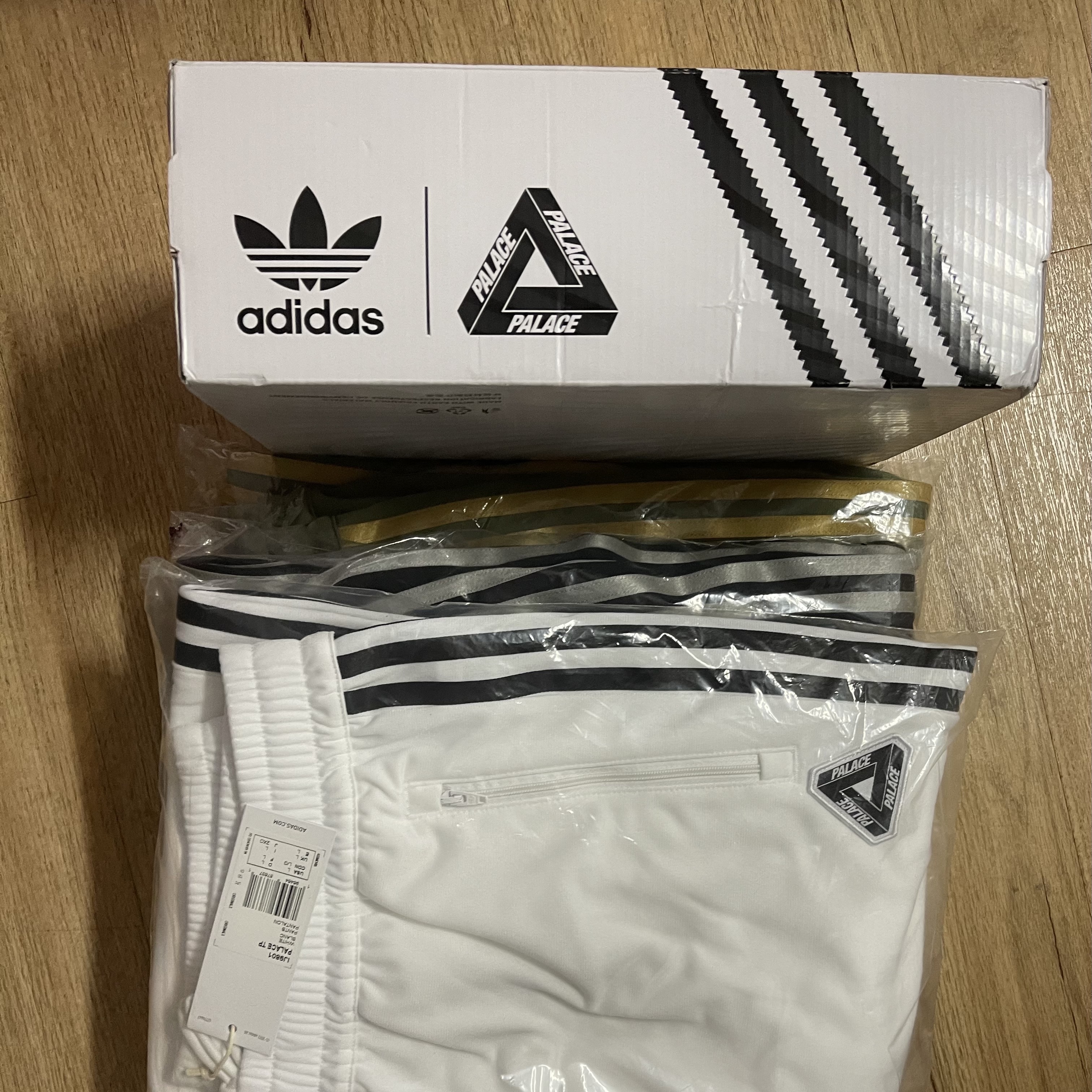 Palace x Adidas Firebird Track Pants Black - 23SS, Palace x Adidas Firebird Track Pants White - 23SS 착용 스타일 - 1