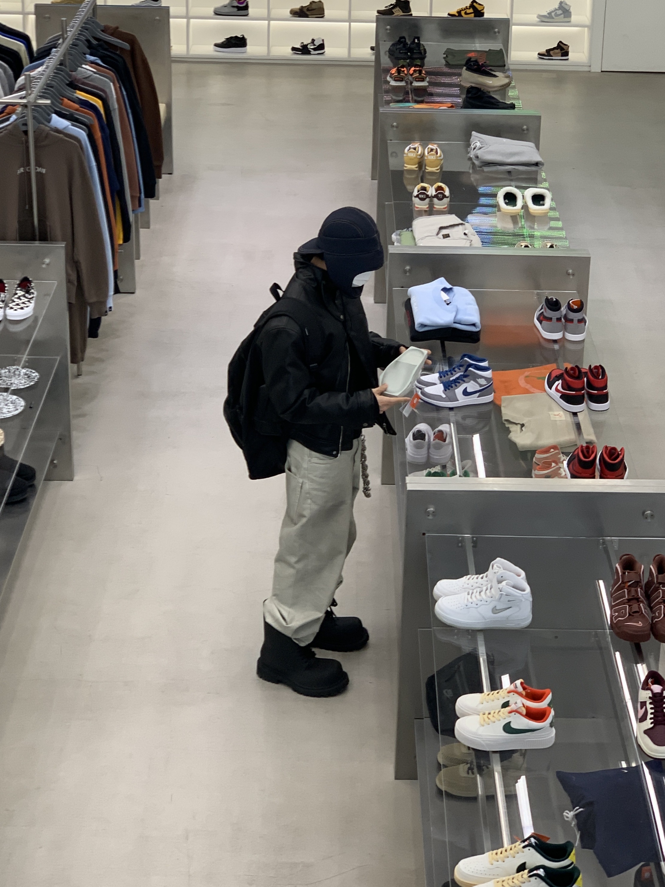 Jacquemus La Cagoule Bricciola Puffed Ear Flap Hat Navy, Balenciaga XL Army Boots Full Eva Black 착용 스타일 - 4