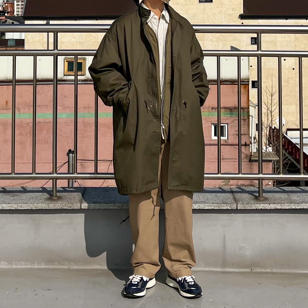 New Balance 2002R Eclipse Castlerock 착용 스타일 - 2