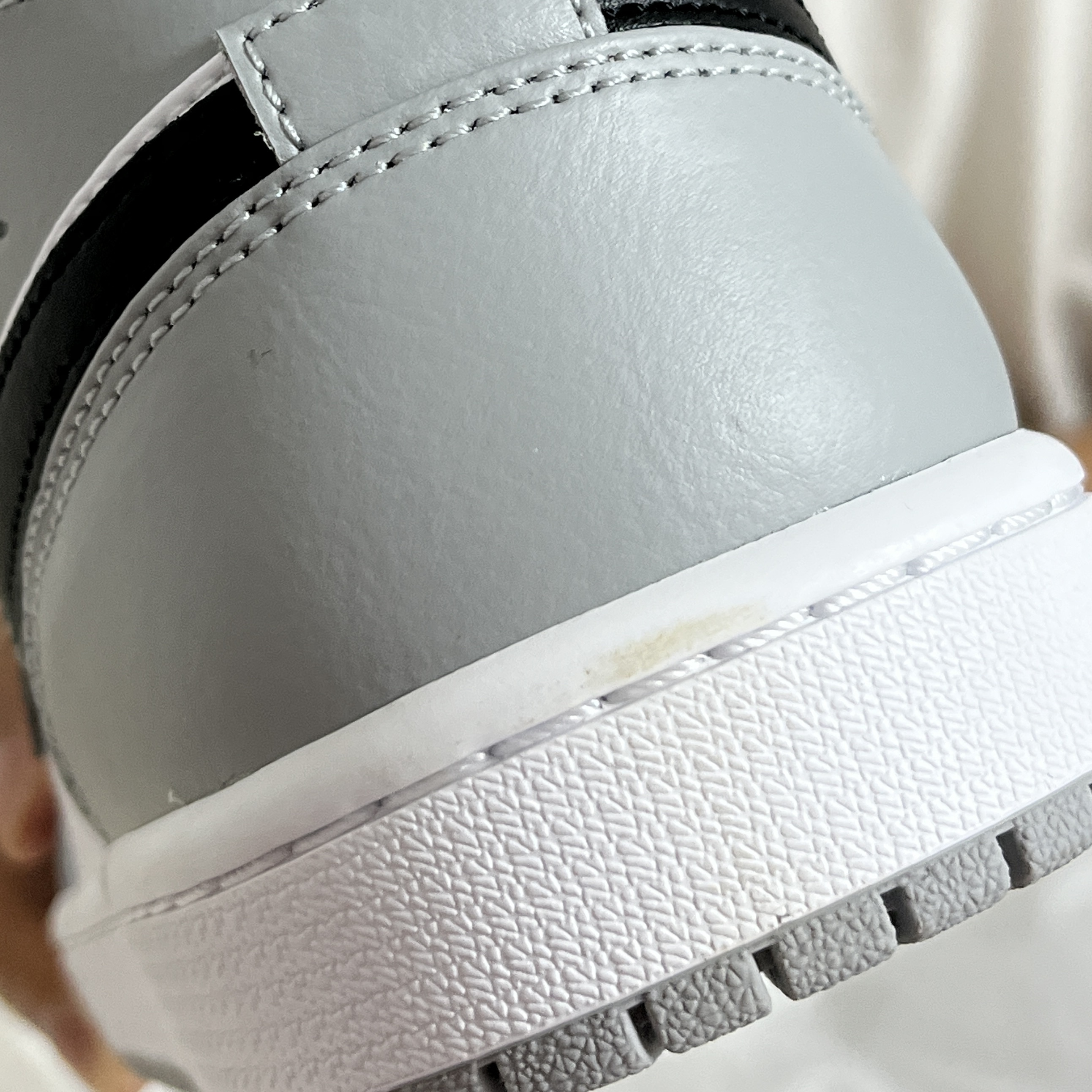 Jordan 1 Mid Light Smoke Grey 착용 스타일 - 4