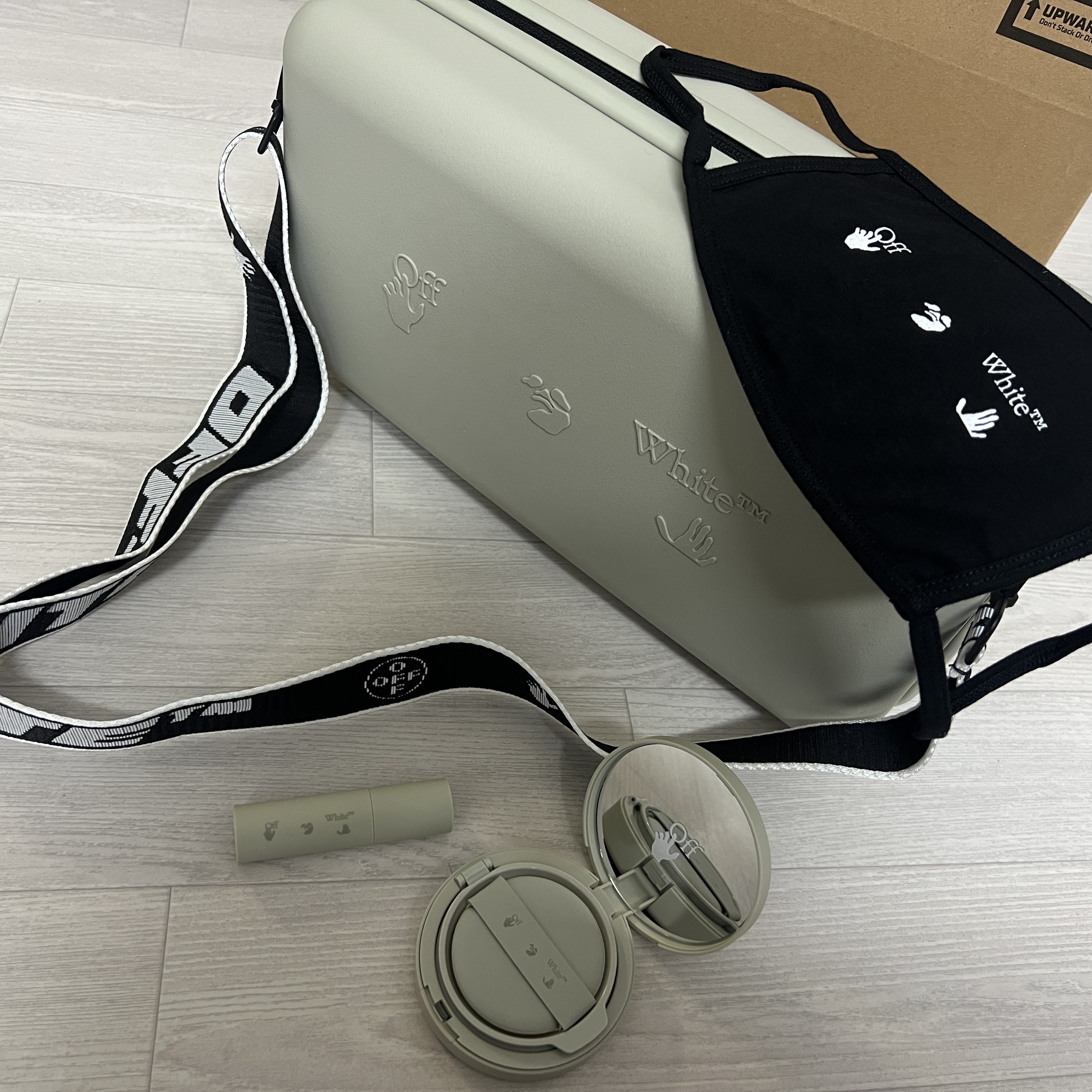 Off-White x Amore Pacific Protection Box (Without Cosmetics) 착용 스타일