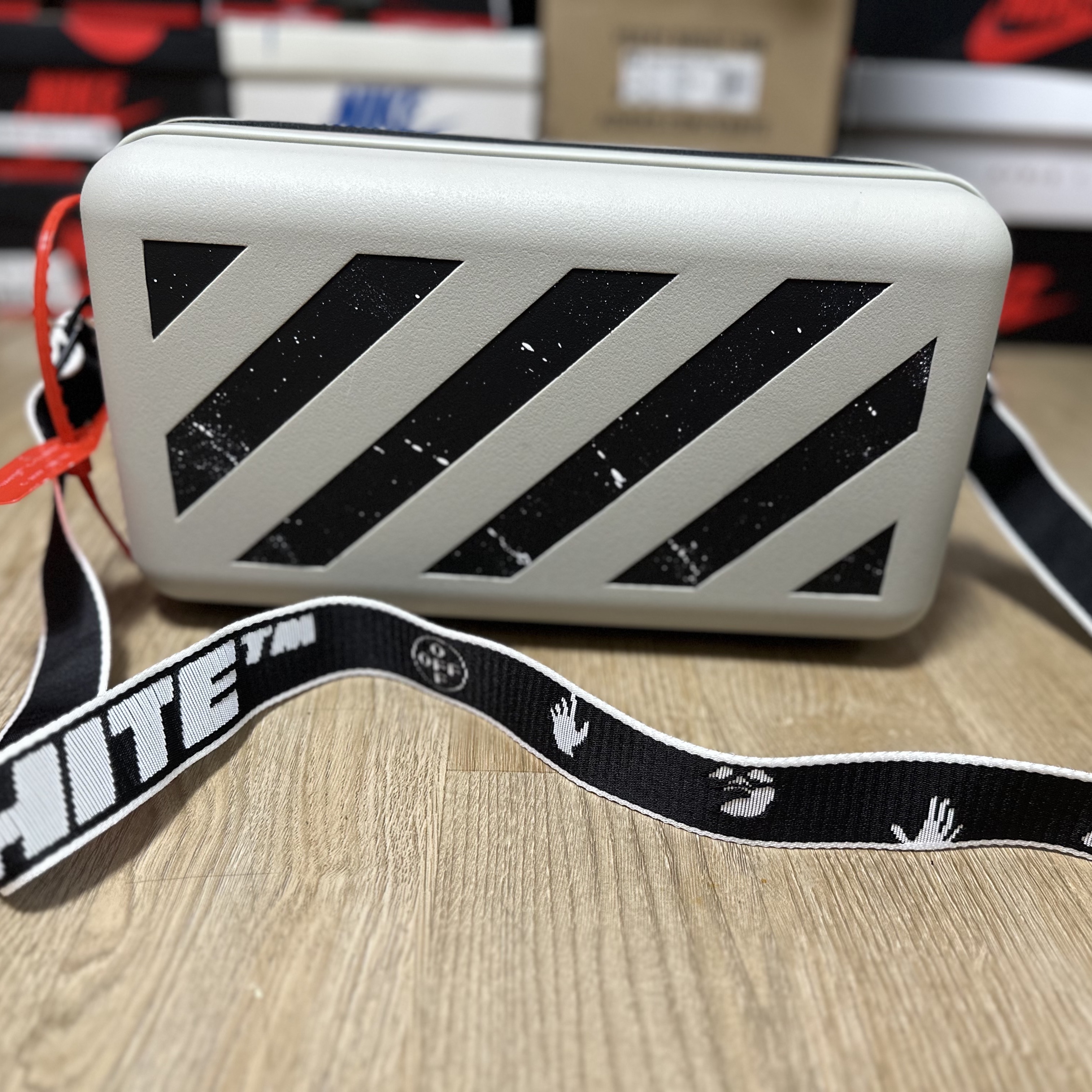 Off-White x Amore Pacific Protection Box (Without Cosmetics) 착용 스타일 - 3