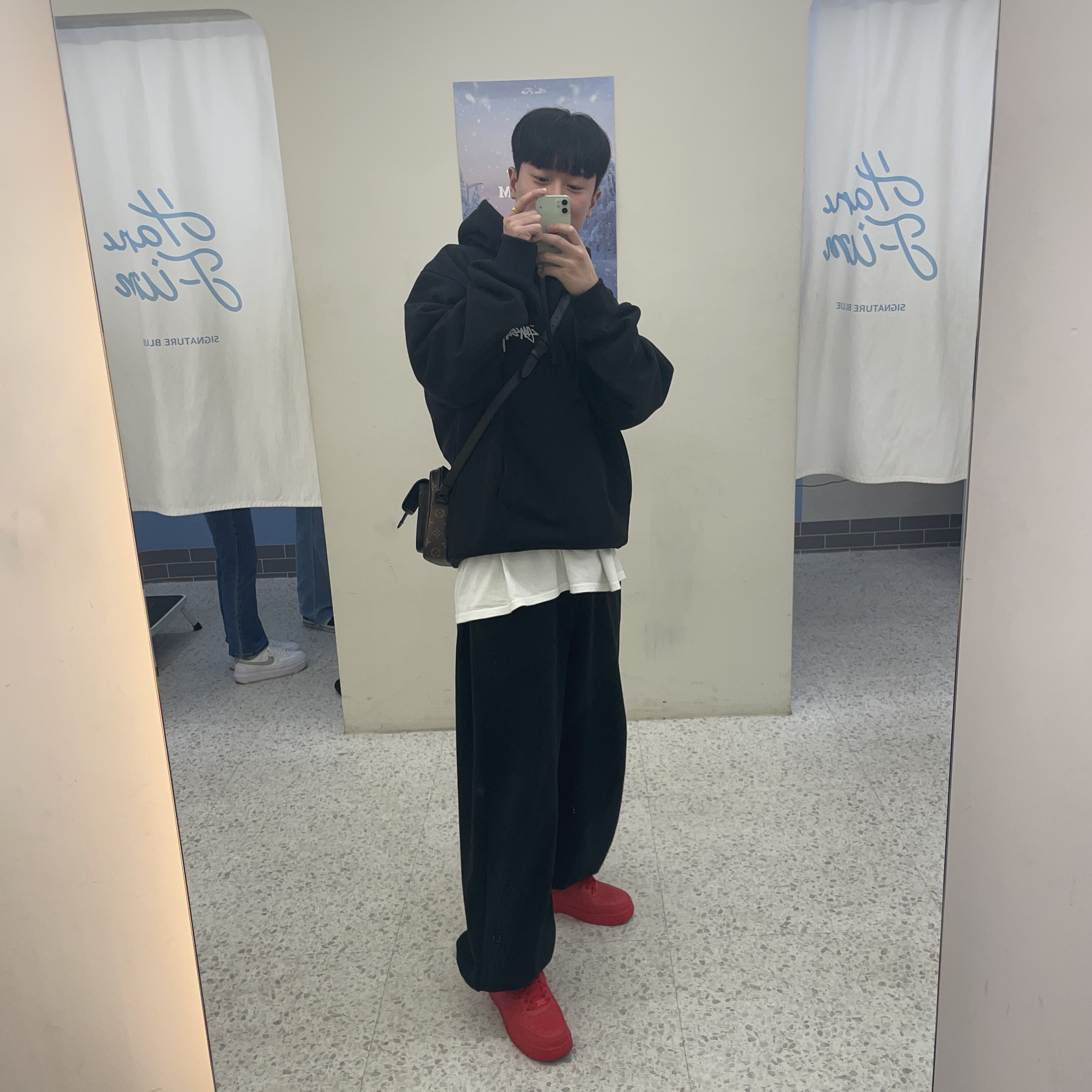 Nike Air Force 1 '07 LV8 Low 1 Triple Red, Stussy 8 Ball Fade Hoodie Black 착용 스타일 - 1