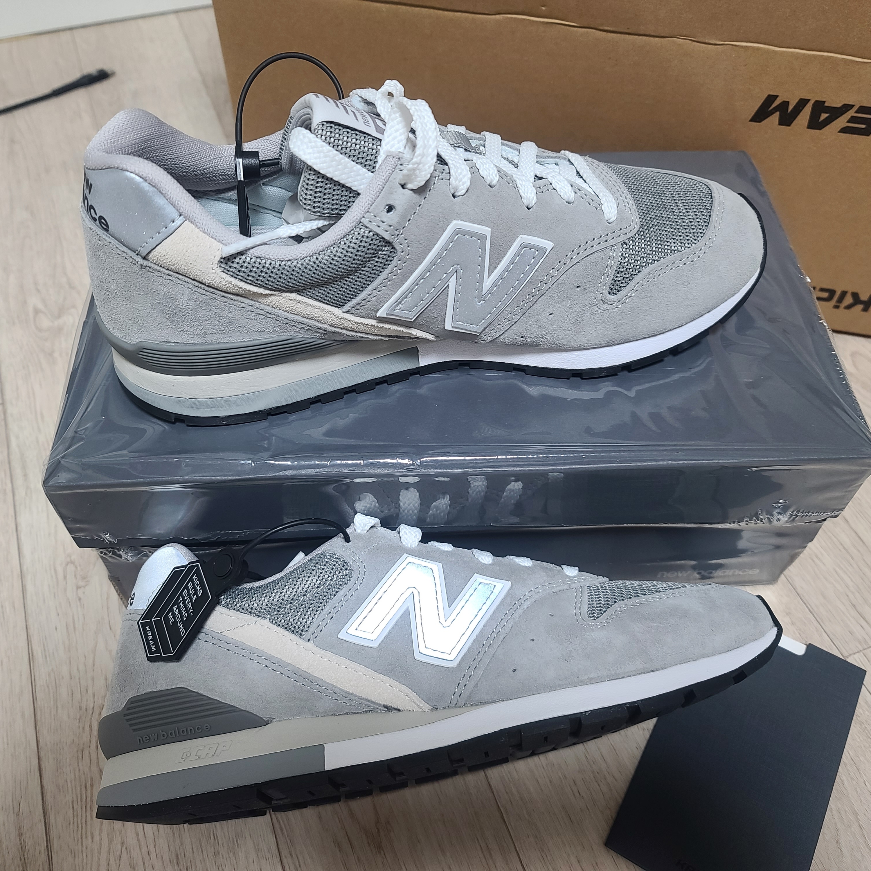 New Balance 996 Grey 착용 스타일 - 3