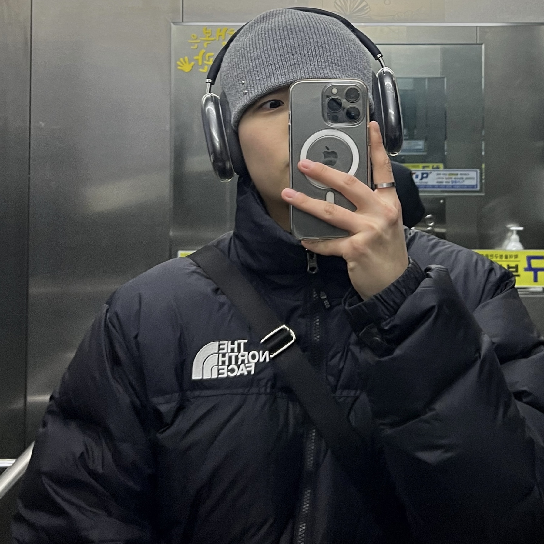 Apple AirPods Max Lightning Space Gray (Korean Ver.), The North Face 1996 Eco Nuptse Jacket Black 착용 스타일 - 3