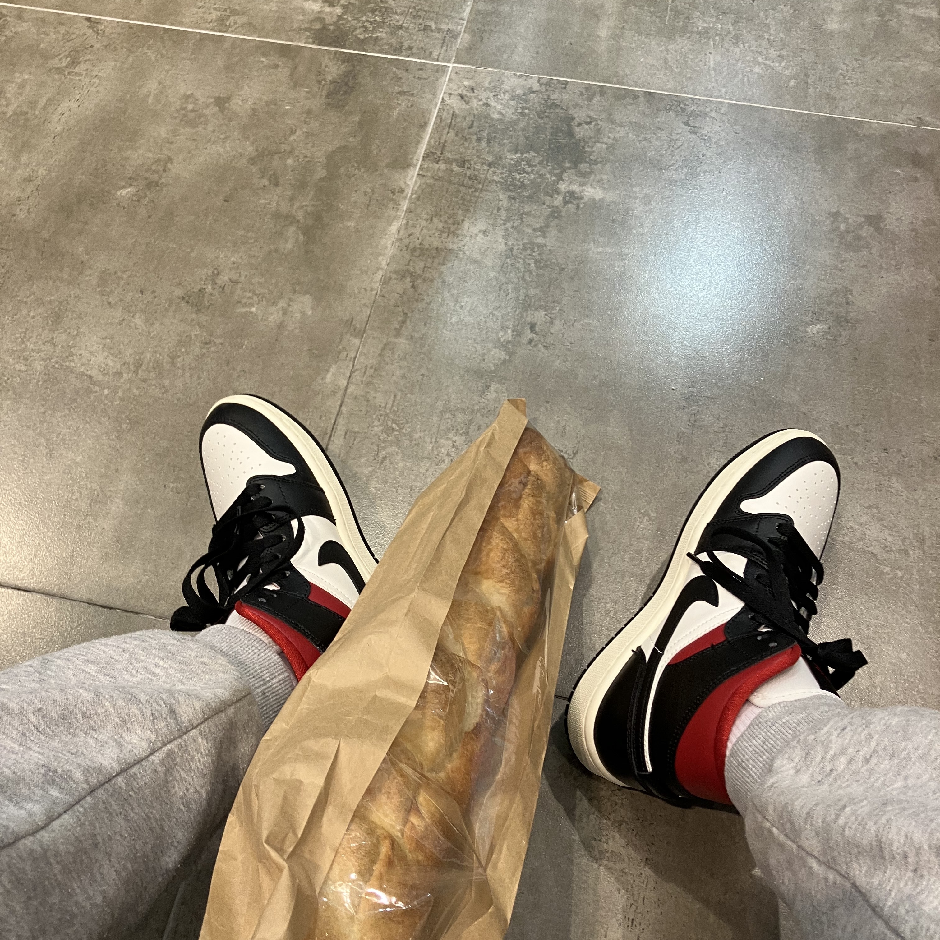 (W) Jordan 1 Mid Black Gym Red 착용 스타일 - 1