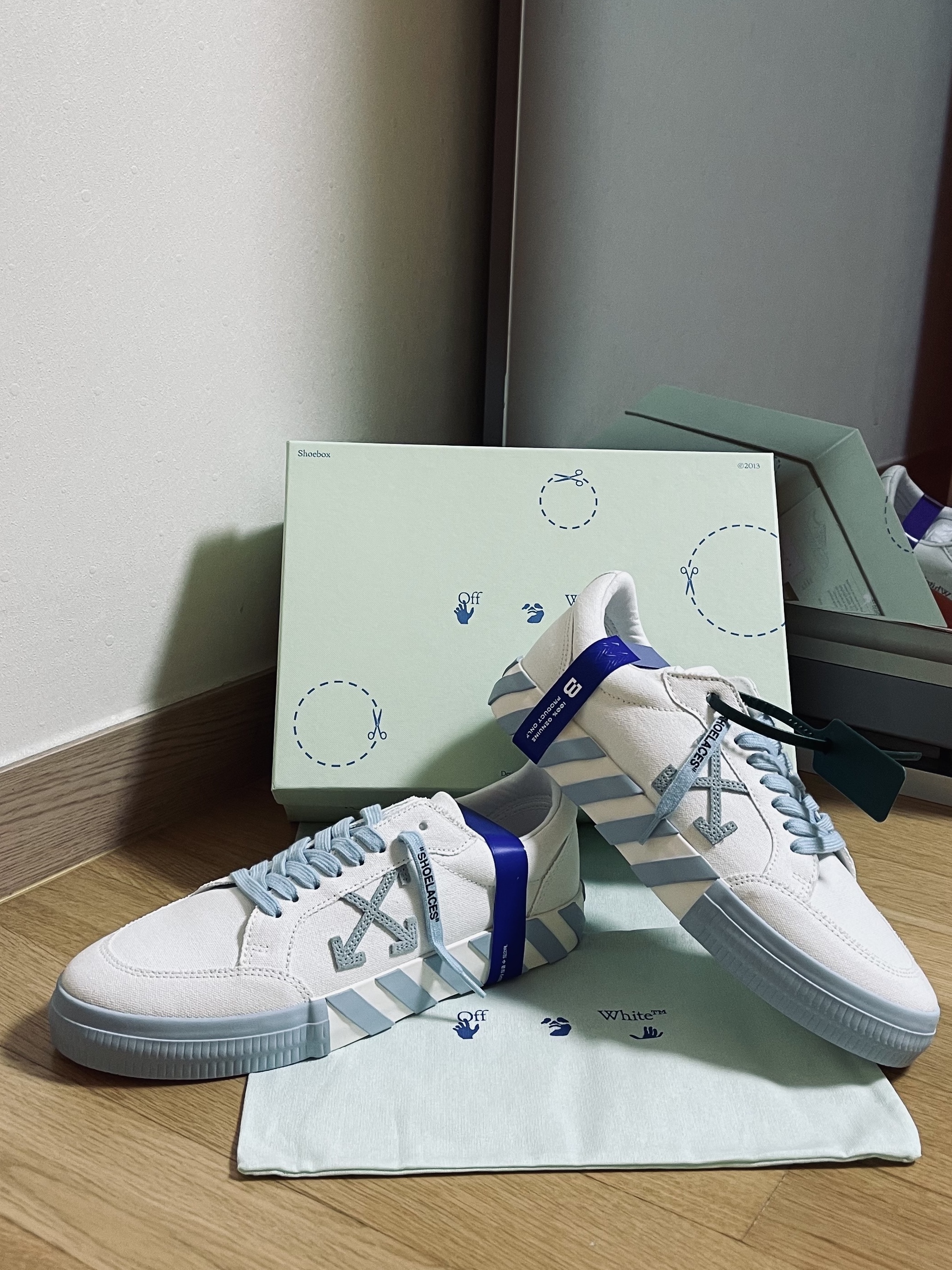 Off-White Arrow Low Vulcanized Sneakers White Light Blue - 22SS 착용 스타일
