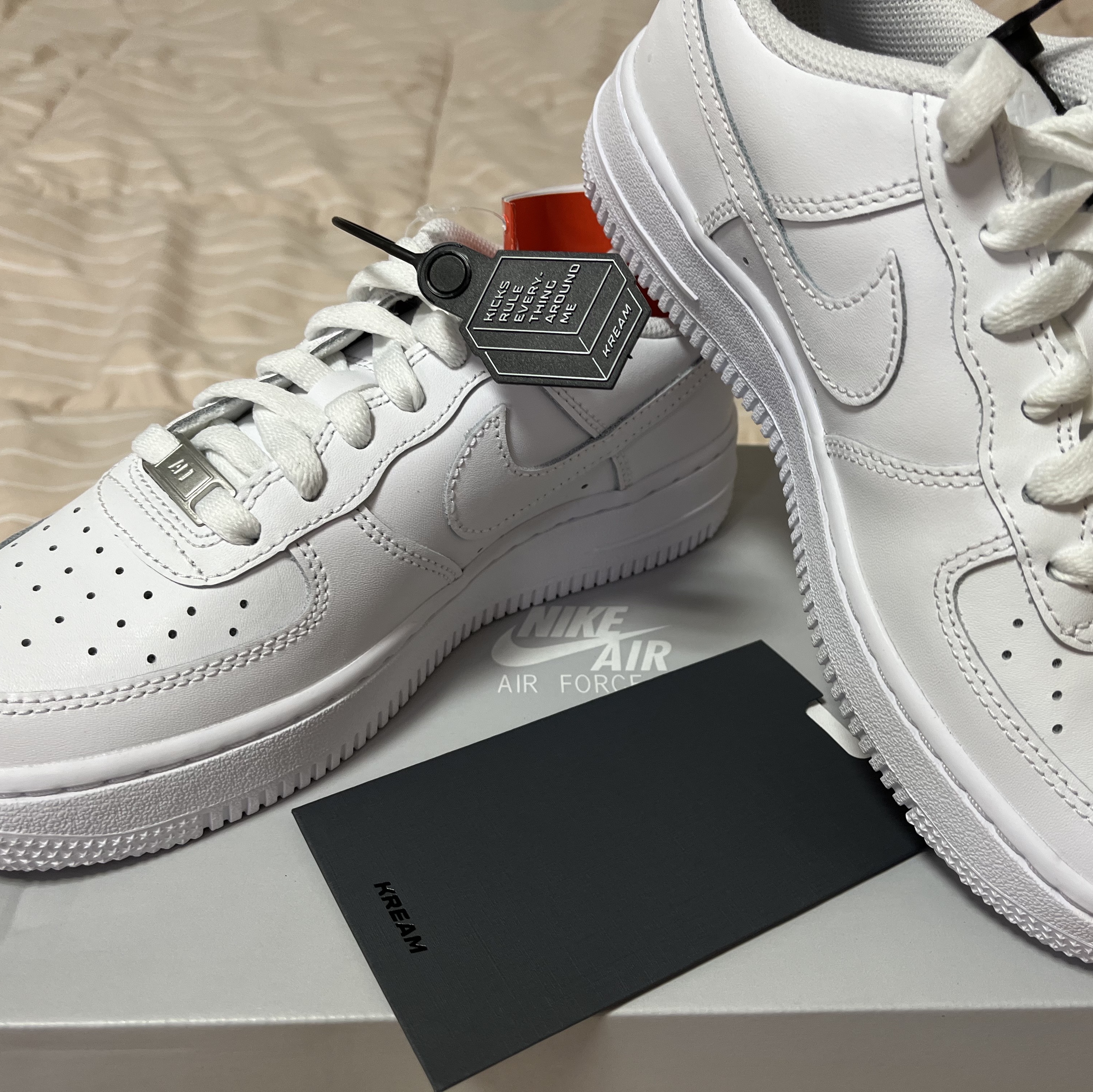 (GS) Nike Air Force 1 LE White 착용 스타일