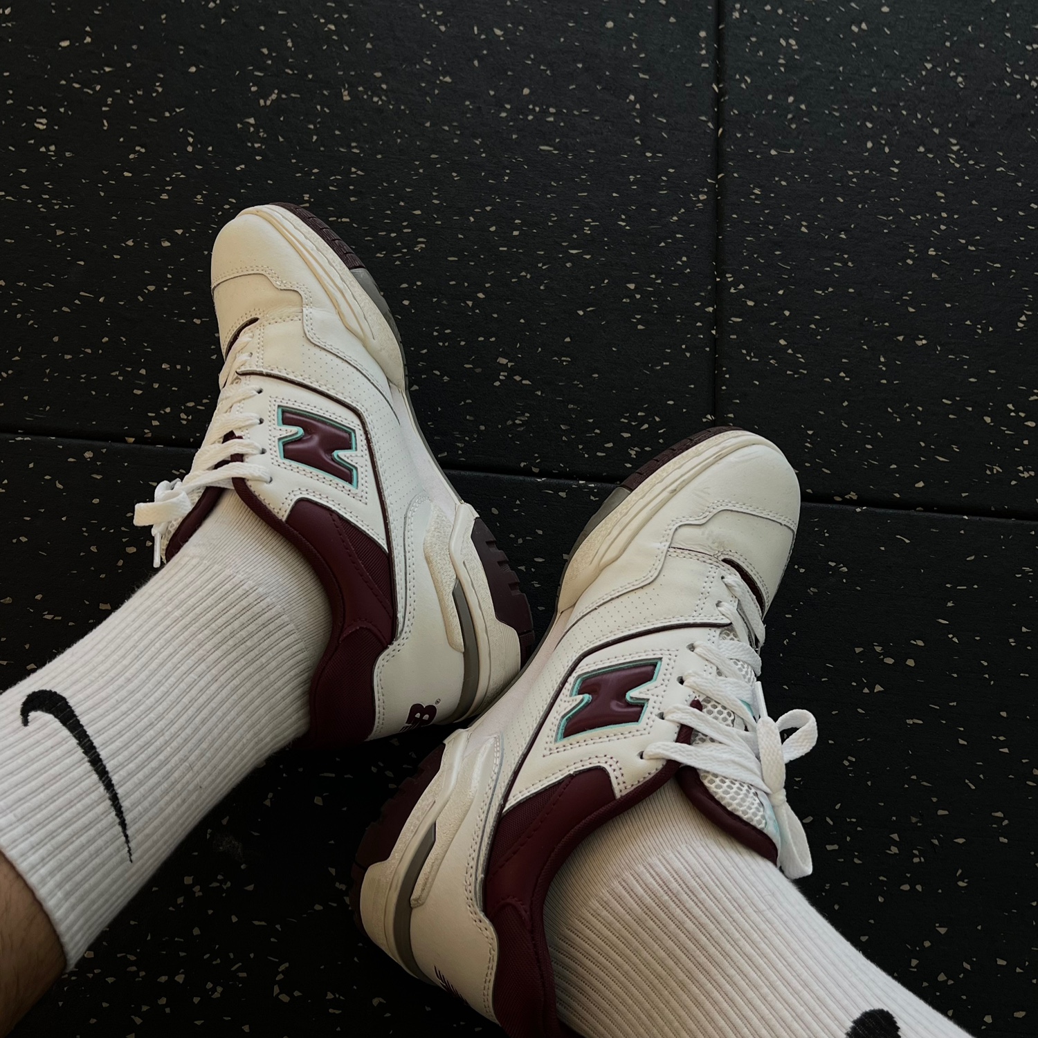 New Balance 550 Burgundy Cyan - 2E Wide 착용 스타일