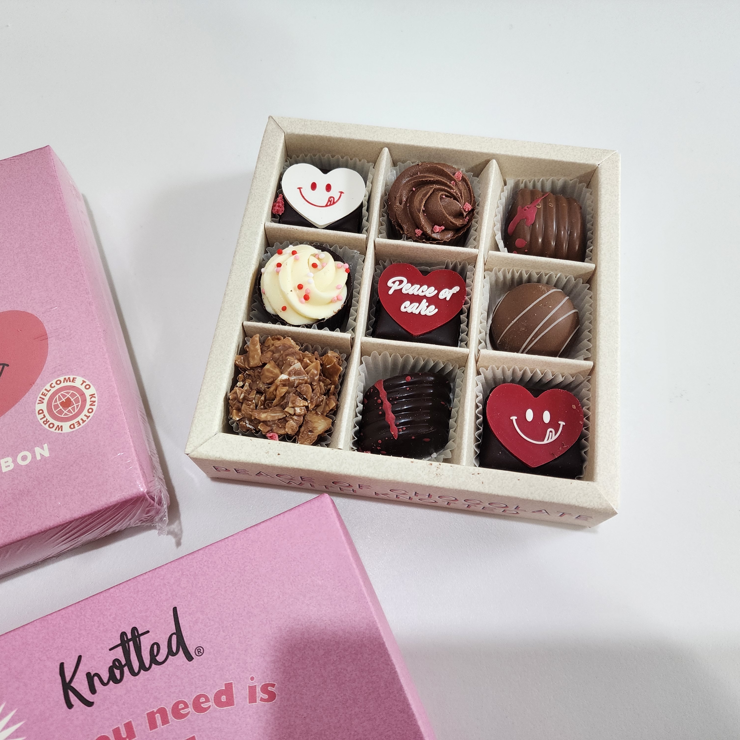 Knotted Heart Chocolate Bonbon 착용 스타일