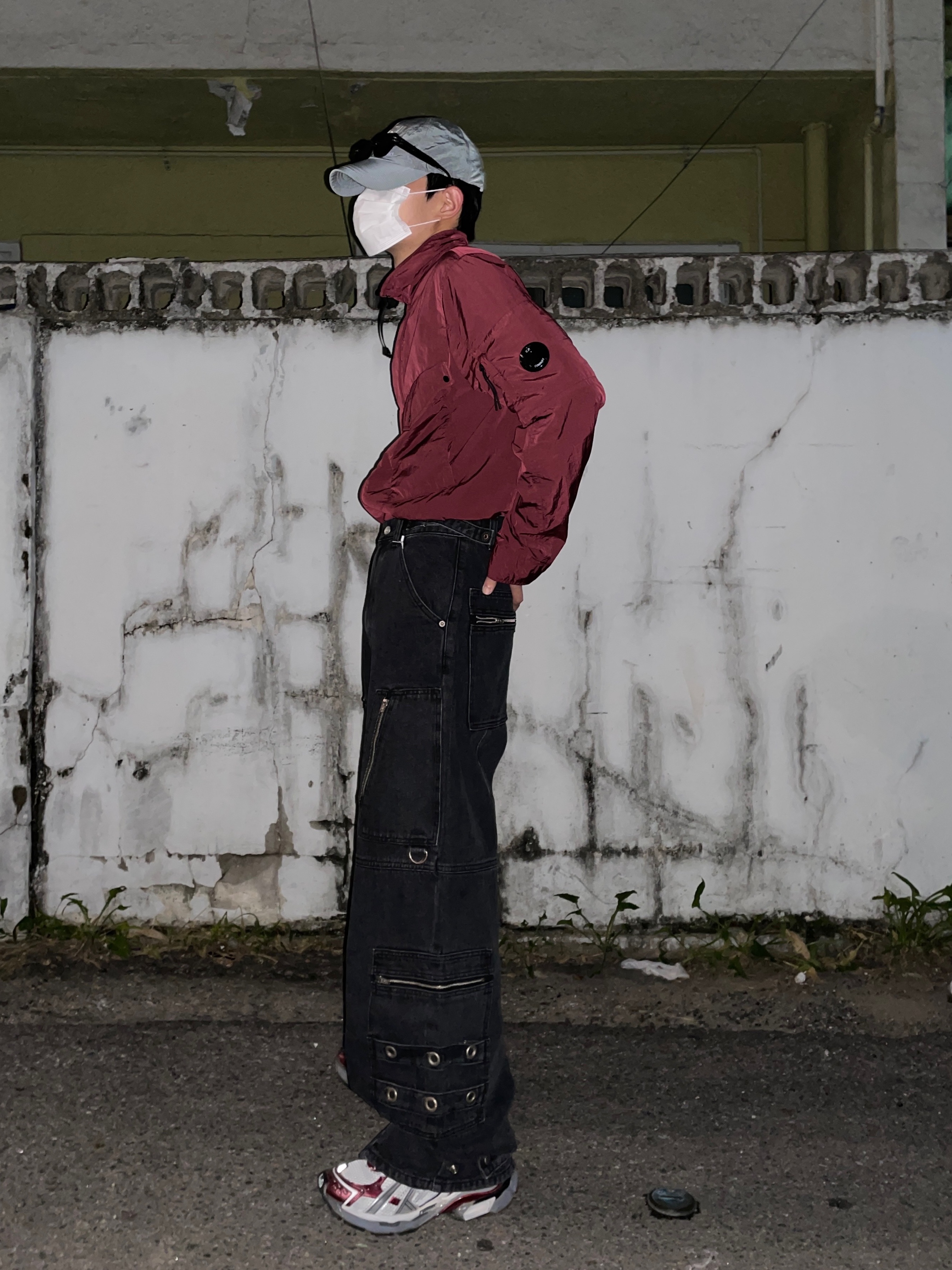 Balenciaga Runner Sneakers Grey Burgundy 착용 스타일 - 1