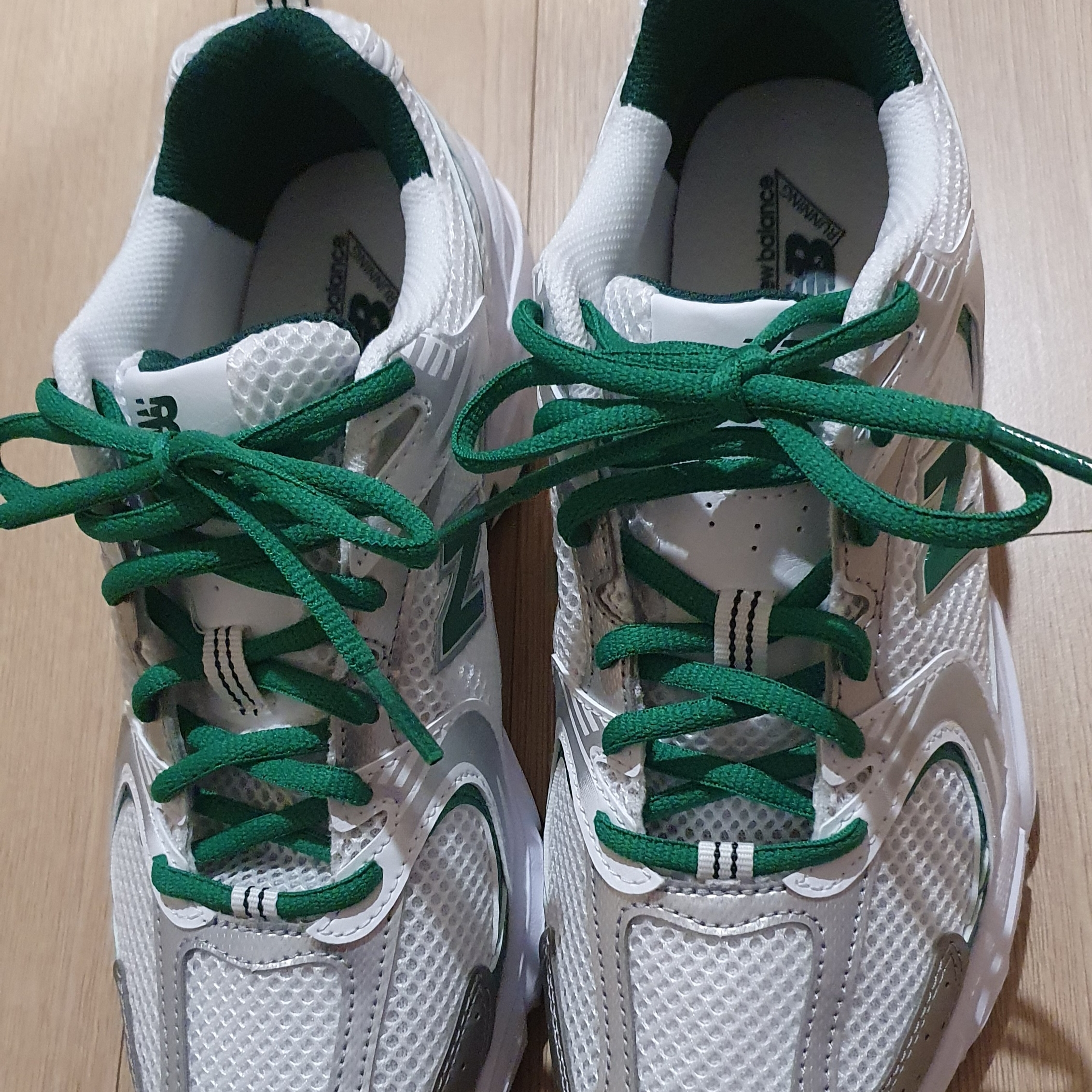 New Balance 530 White Nightwatch Green 착용 스타일