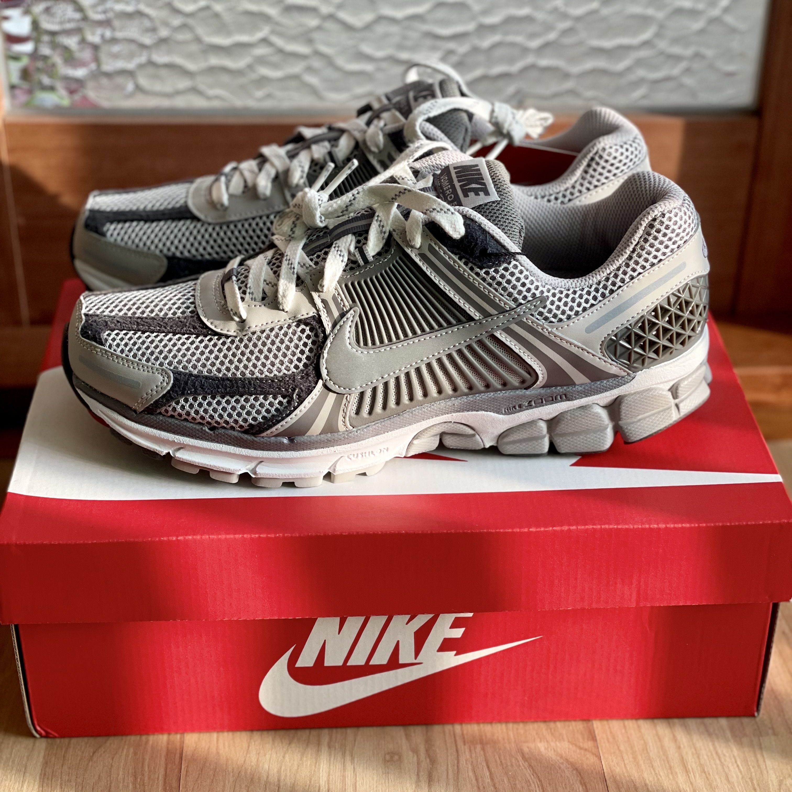 Nike Zoom Vomero 5 PRM Light Iron Ore and Flat Fewter, Nike Zoom Vomero 5 SP Vast Grey 2023 착용 스타일 - 3