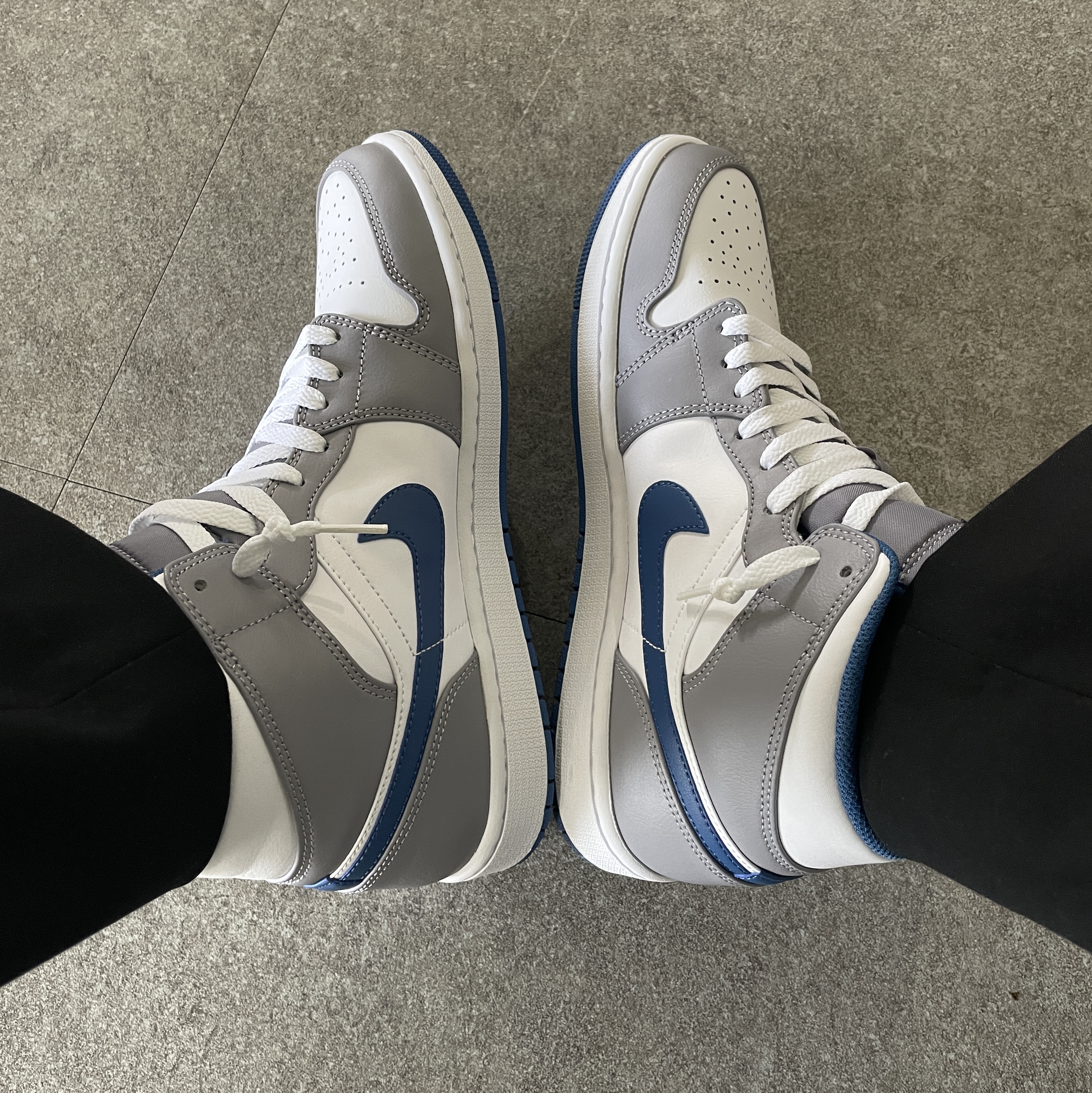 Jordan 1 Mid Cement Grey True Blue 착용 스타일 - 1