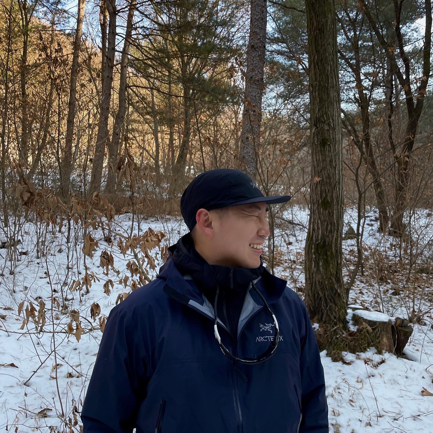 Arc'teryx Norvan Cap Black, Arc'teryx Beta LT Jacket Black Sapphire 착용 스타일
