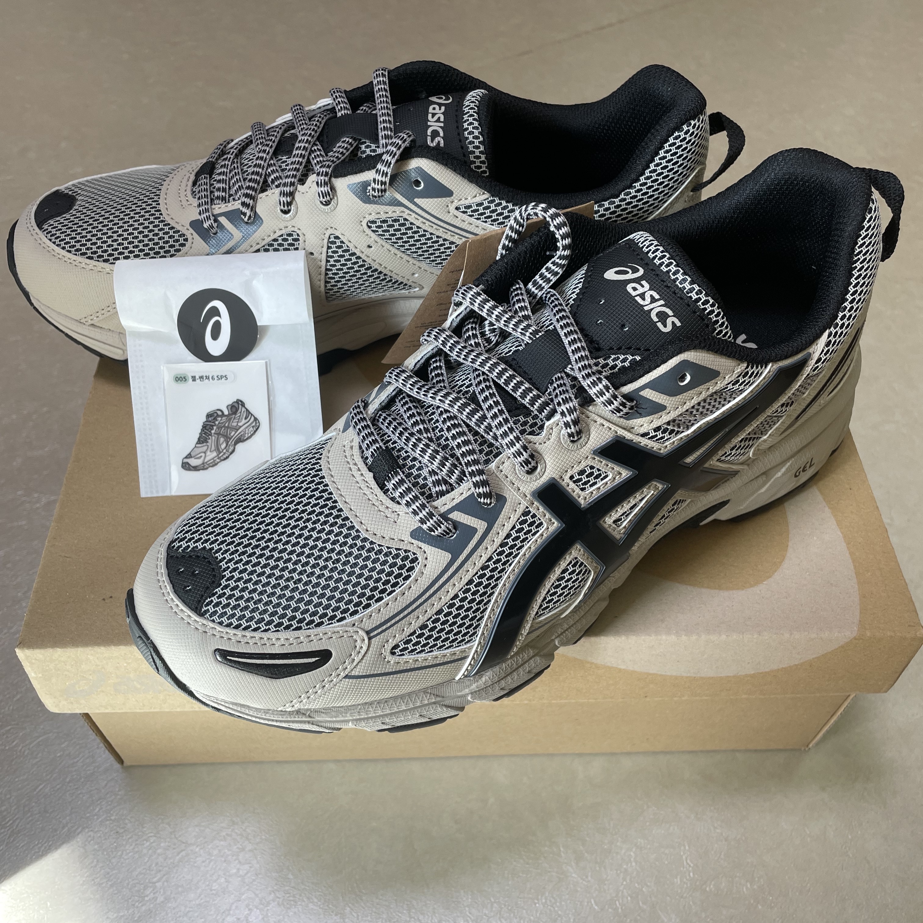 Asics Gel-Venture 6 Feather Grey Black 착용 스타일