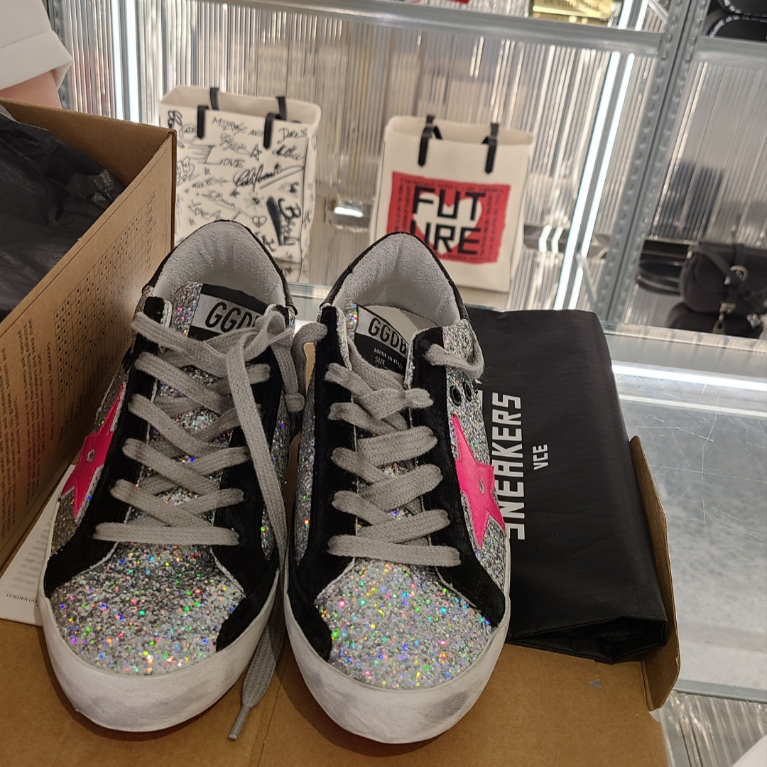 (W) Golden Goose Superstar Silver Glitter Dark Grey Suede Heel Tab Sneakers 착용 스타일