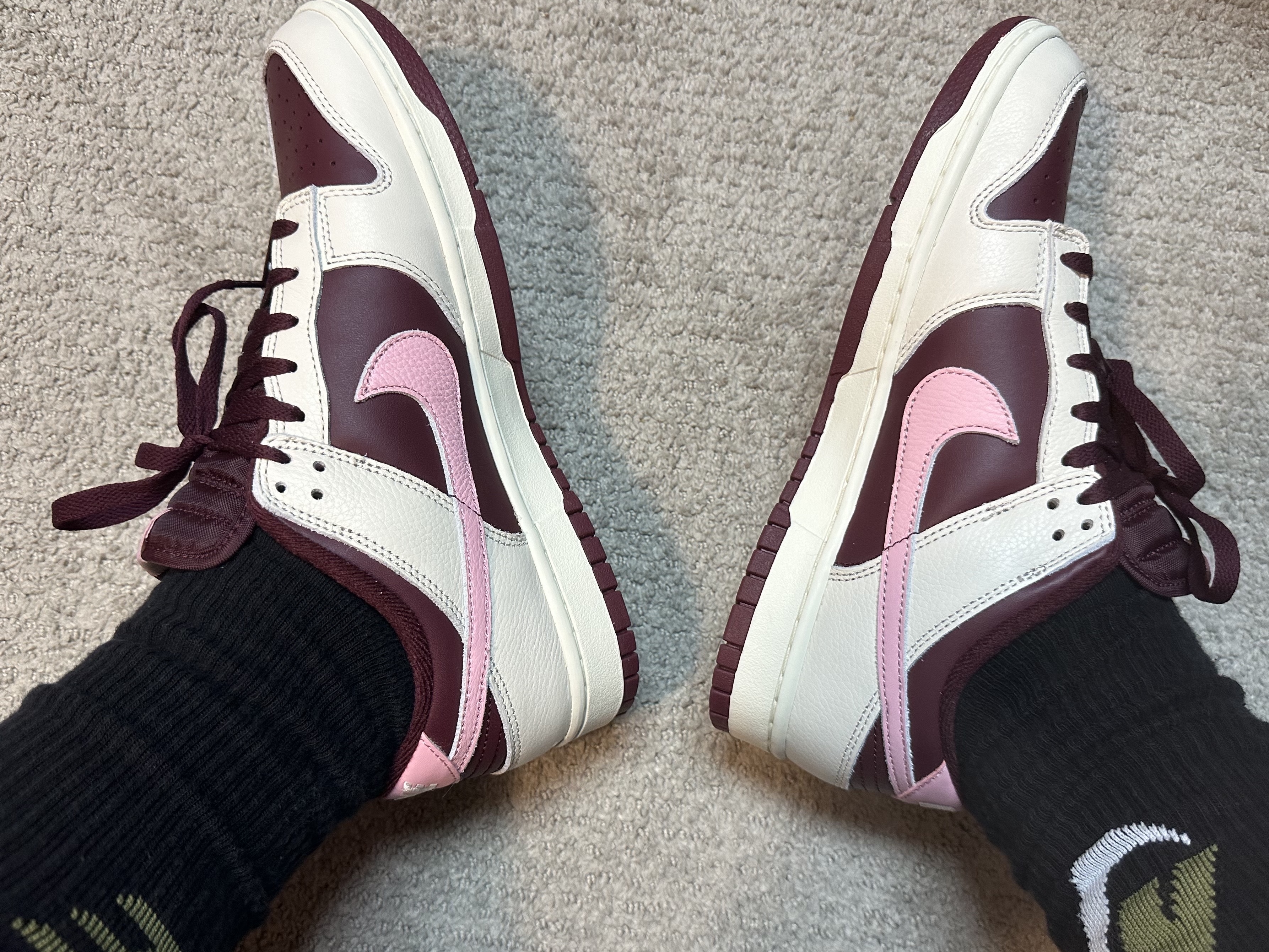 NIke Dunk Low Retro Night Maroon and Medium Soft Pink 착용 스타일 - 2