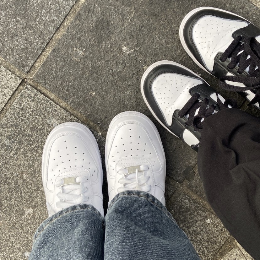 (GS) Nike Dunk Low Black, (W) Nike Air Force 1 '07 Low White 착용 스타일