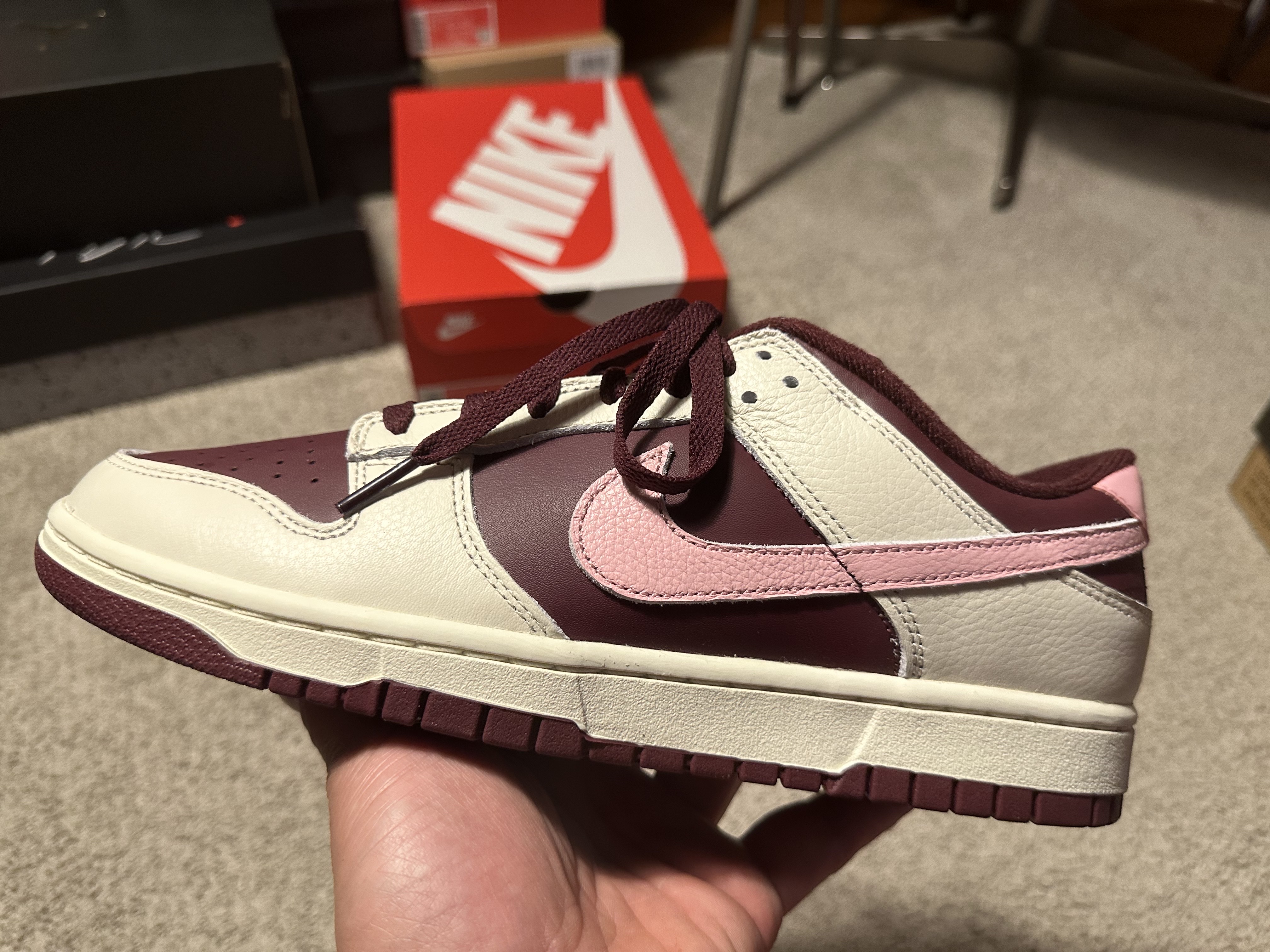 NIke Dunk Low Retro Night Maroon and Medium Soft Pink 착용 스타일 - 4