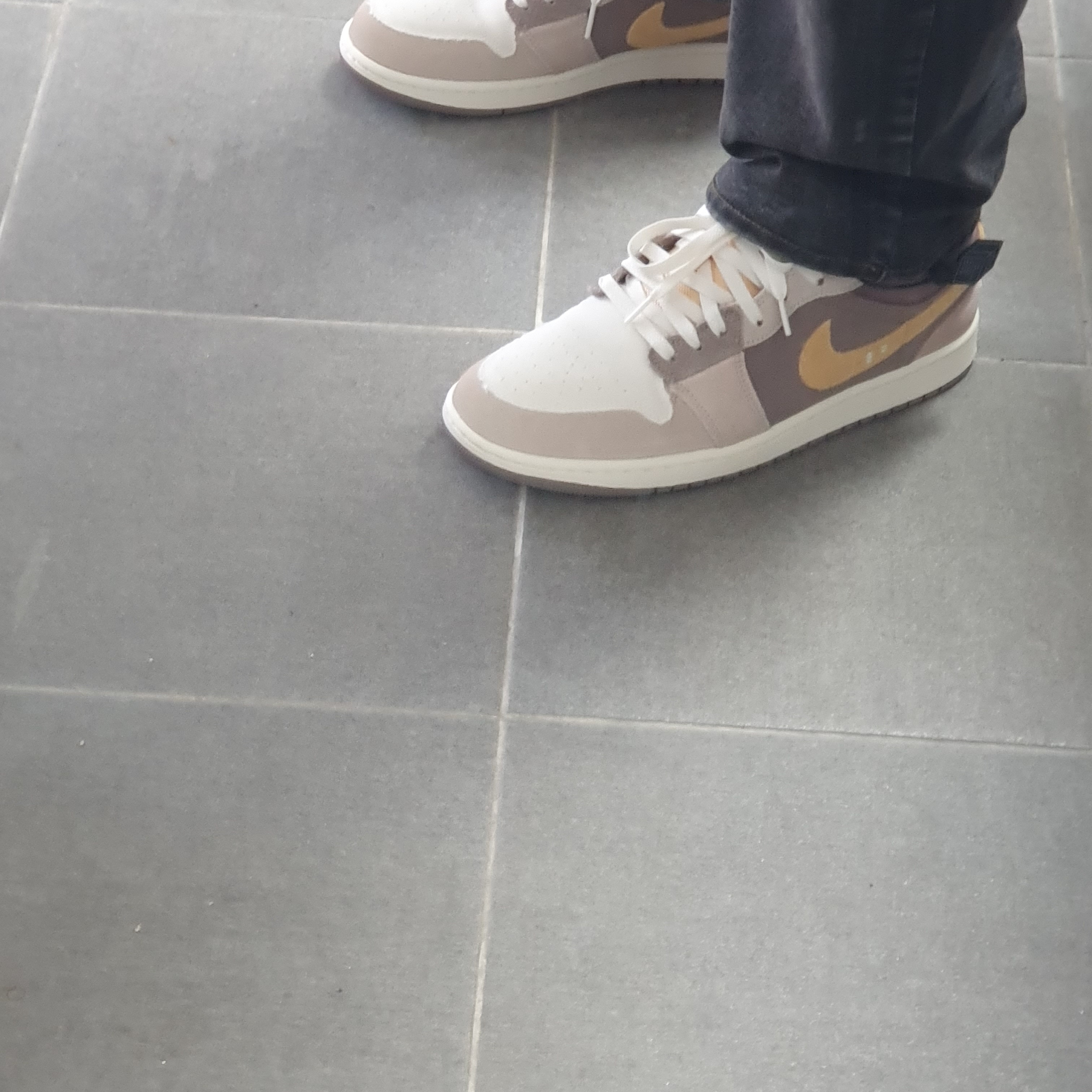 Jordan 1 Low SE Craft Taupe Haze 착용 스타일 - 2