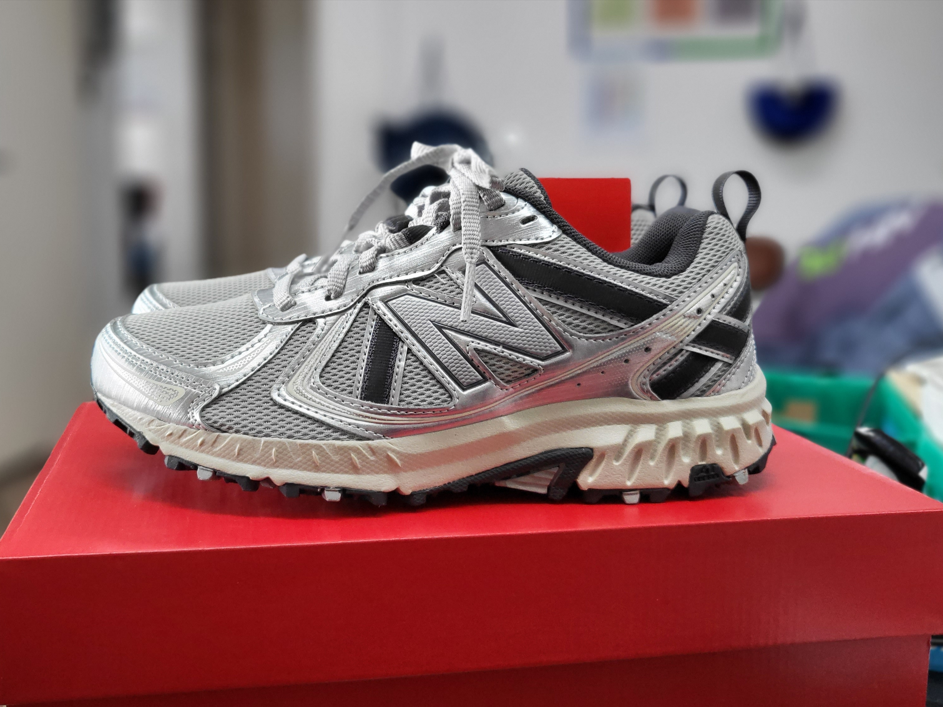 New Balance 410v5 Silver - 2E Wide 착용 스타일