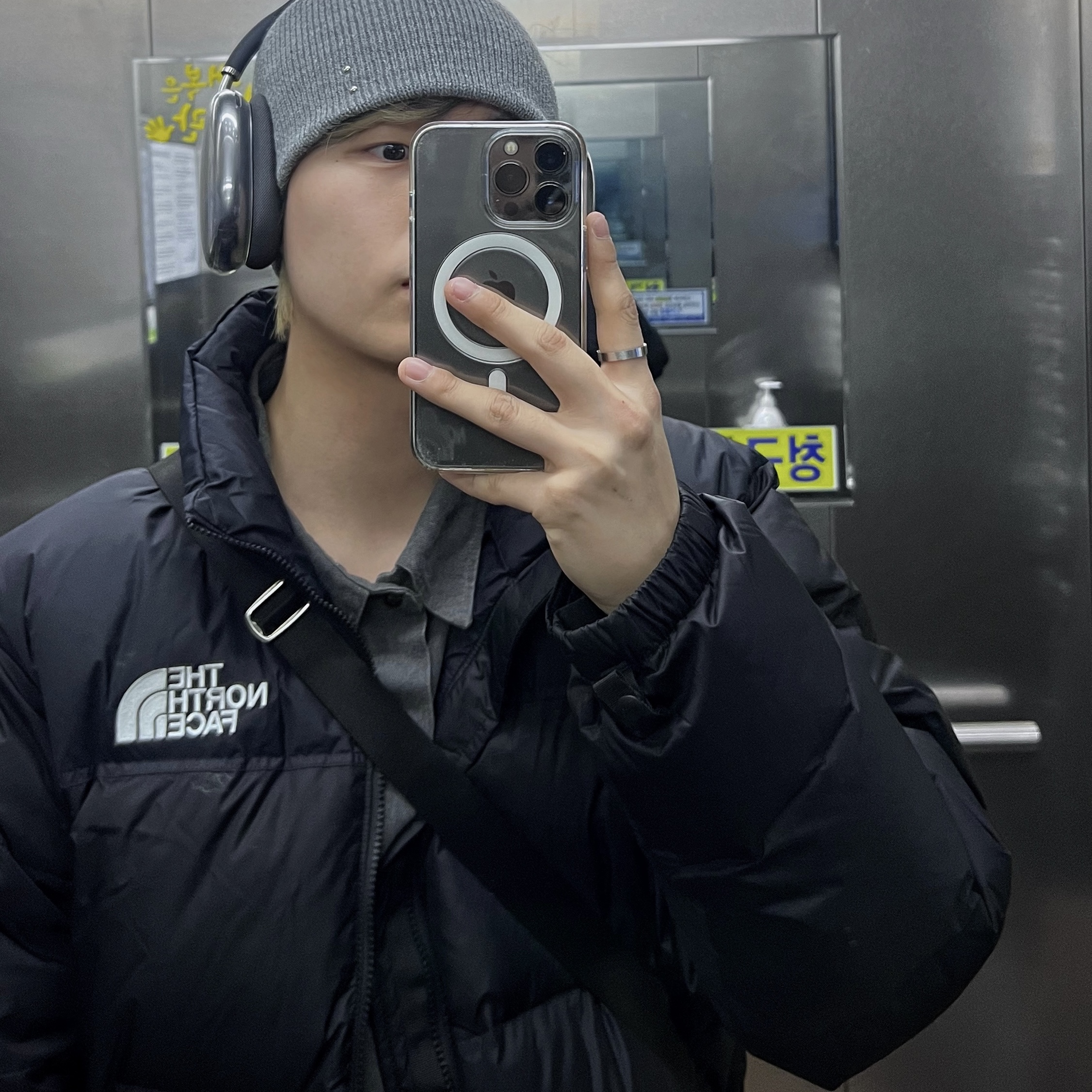 Apple AirPods Max Lightning Space Gray (Korean Ver.), The North Face 1996 Eco Nuptse Jacket Black 착용 스타일 - 2