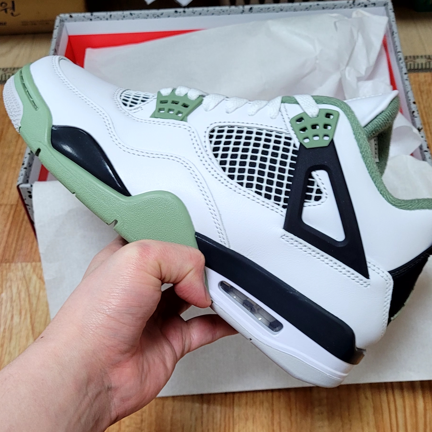 (W) Jordan 4 Retro Oil Green 착용 스타일 - 1