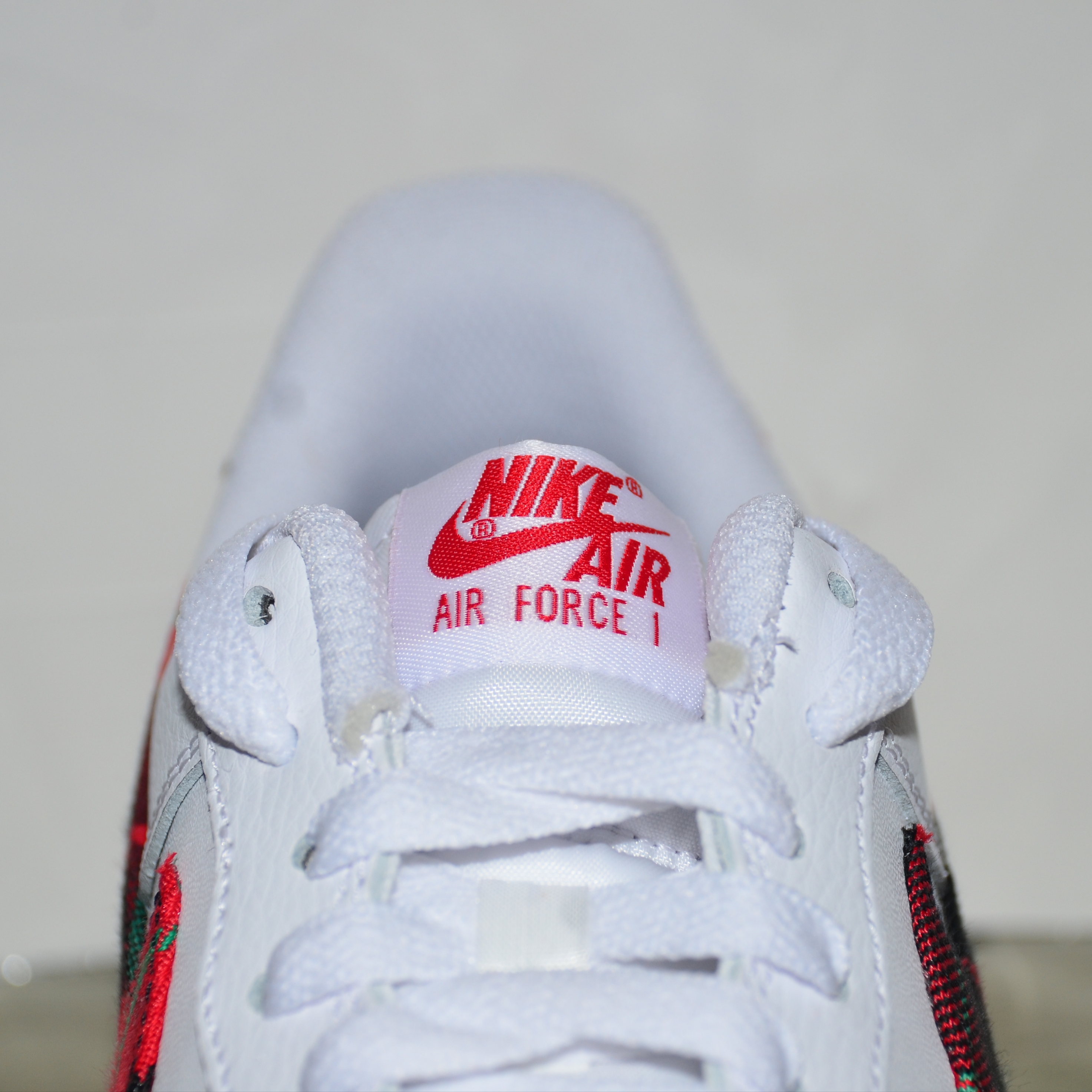 Nike Air Force 1 Low University Red Stadium Green 착용 스타일 - 5